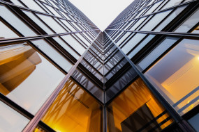 Innenhof eines modernen Bürogebäudes