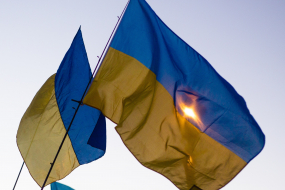 Ukraineflaggen auf Demonstration