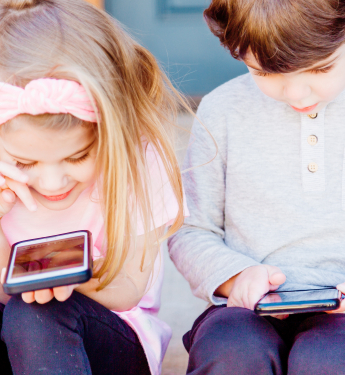 Mädchen und Junge mit Smartphones
