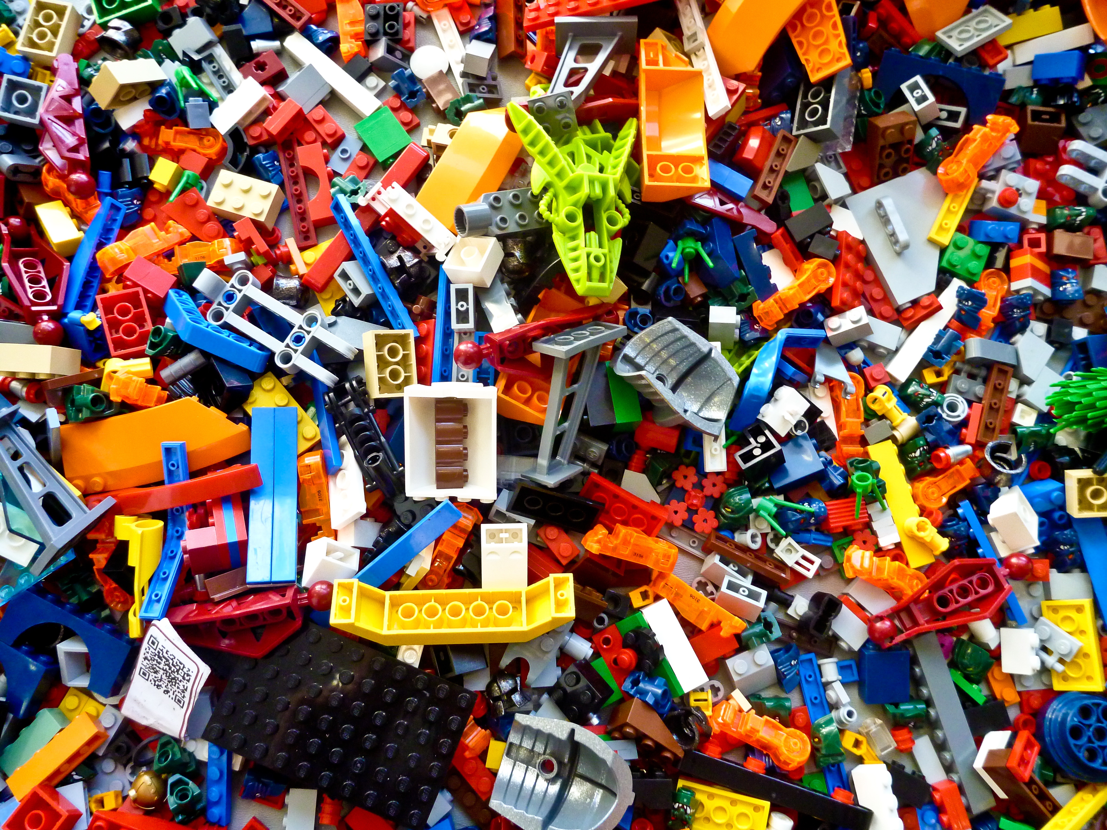 Titelbild Periodensystem der KI Legobausteine