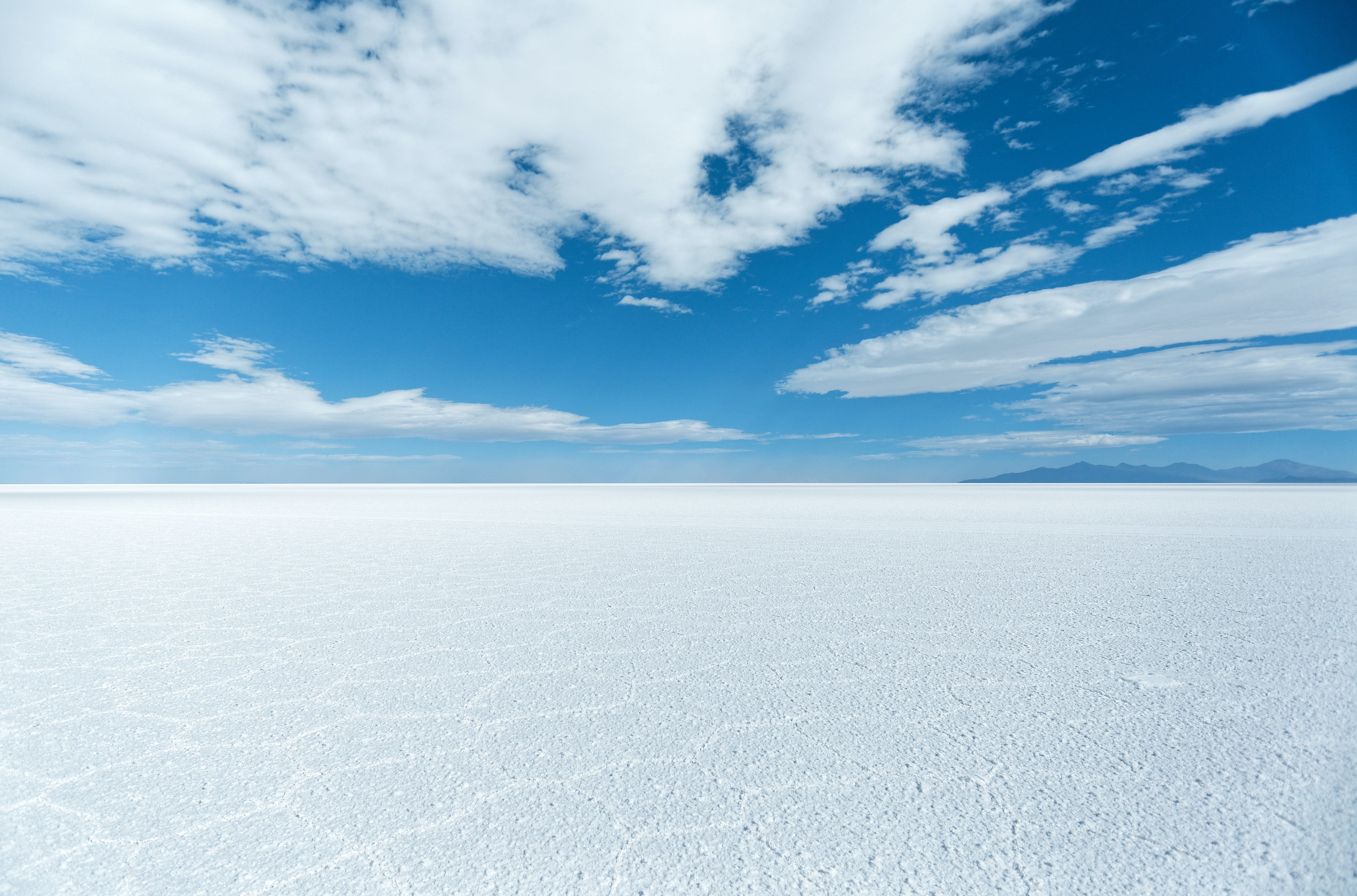 Weiße Sandwüste und blauer Himmel mit Wolken