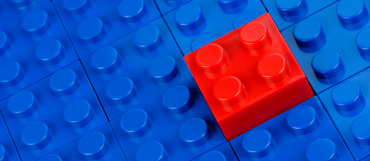 Legosteine in blau, einer in rot