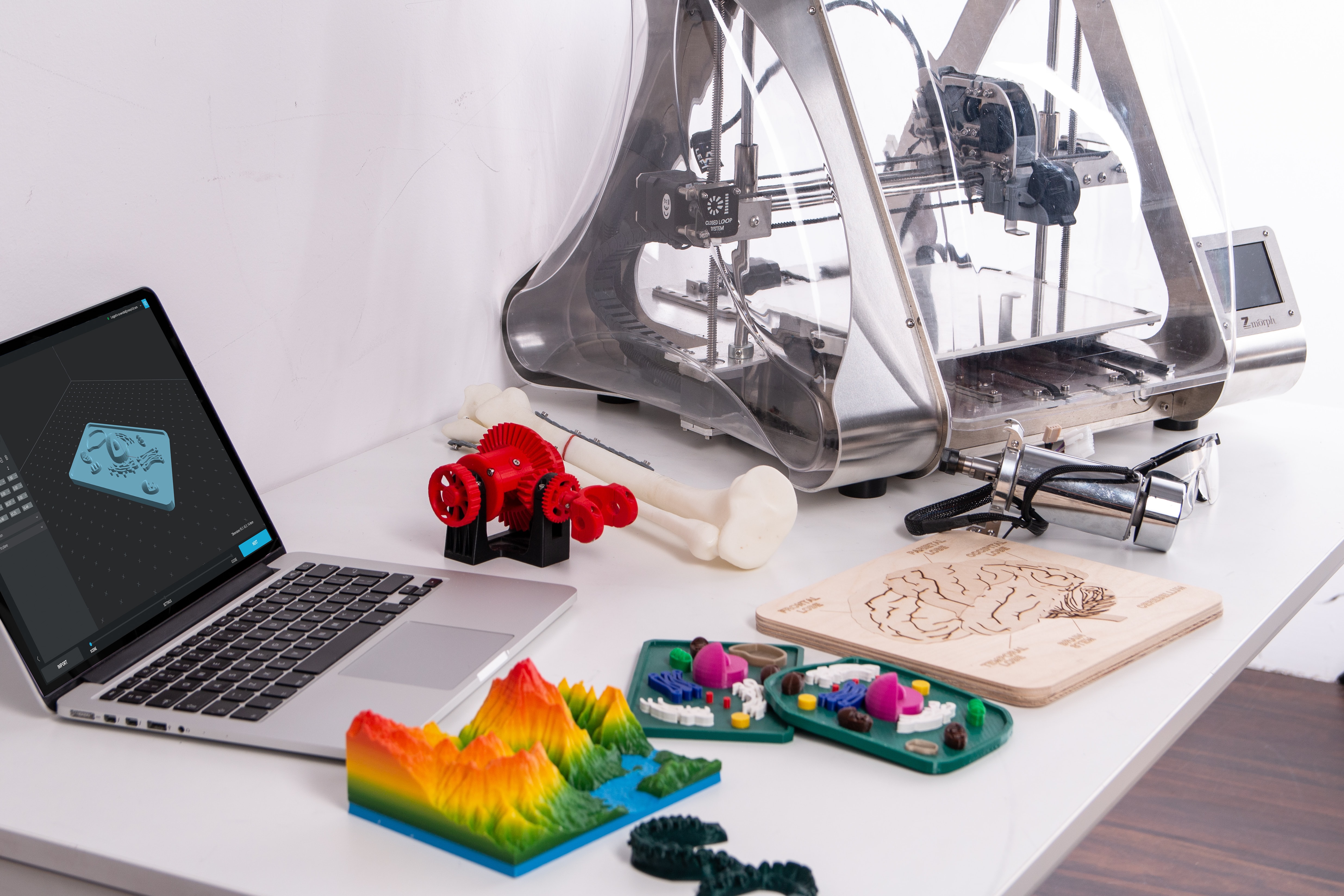 3D Drücke auf Schreibtisch neben Laptop und 3D Drucker