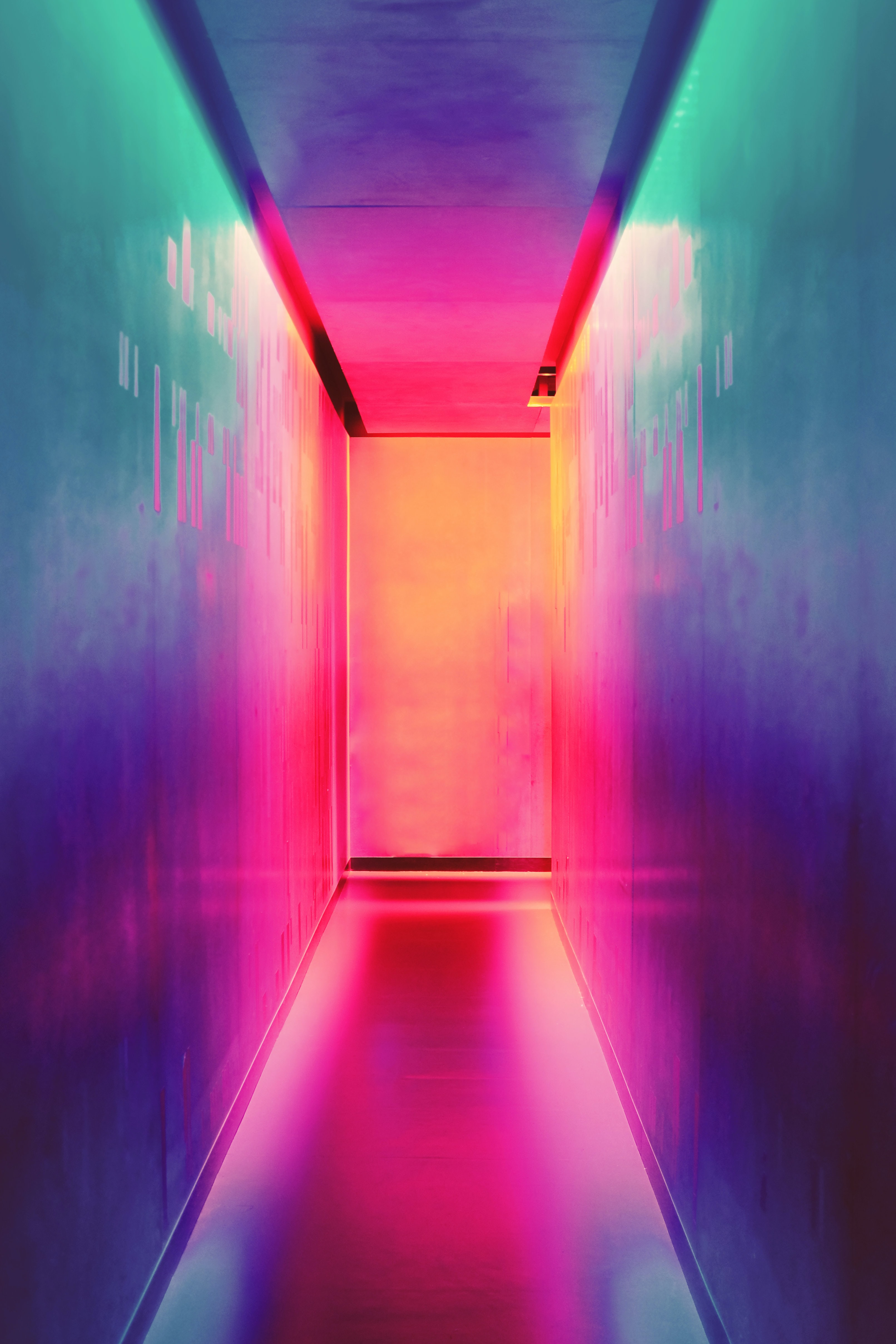 Korridor in Neonfarben