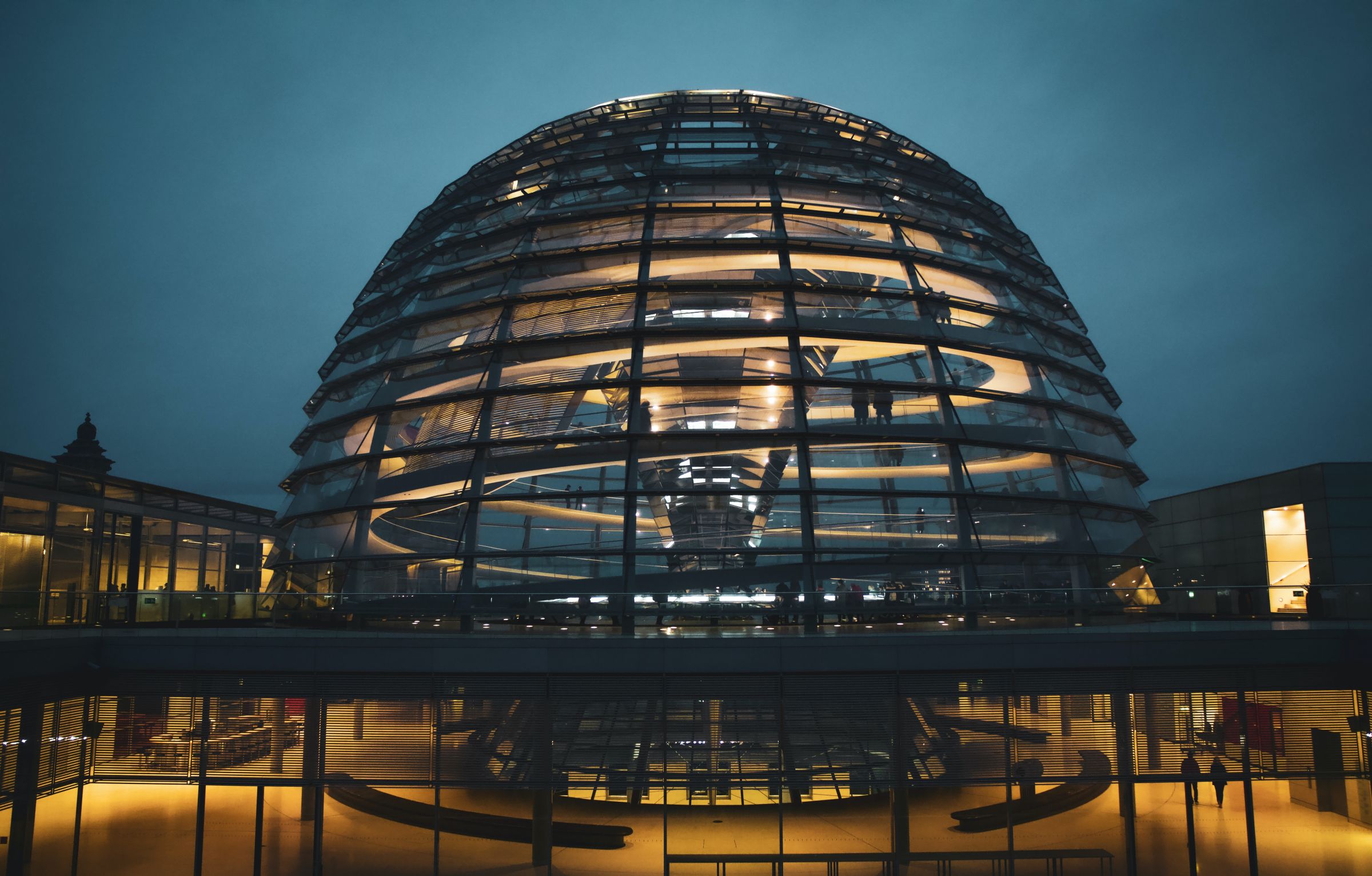 Bundestagskuppel in der Dämmerung