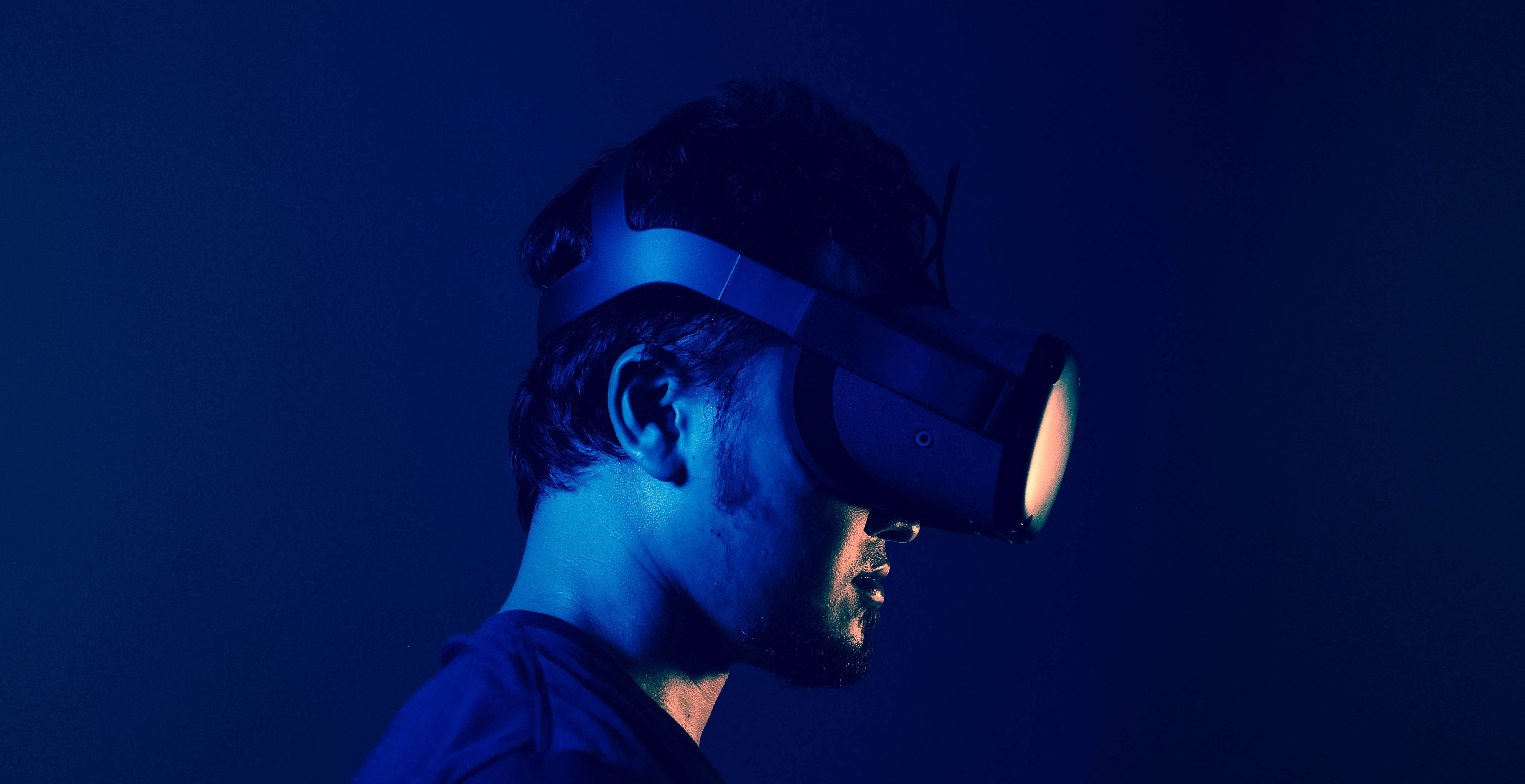 Mann im Dunkeln mit VR-Brille
