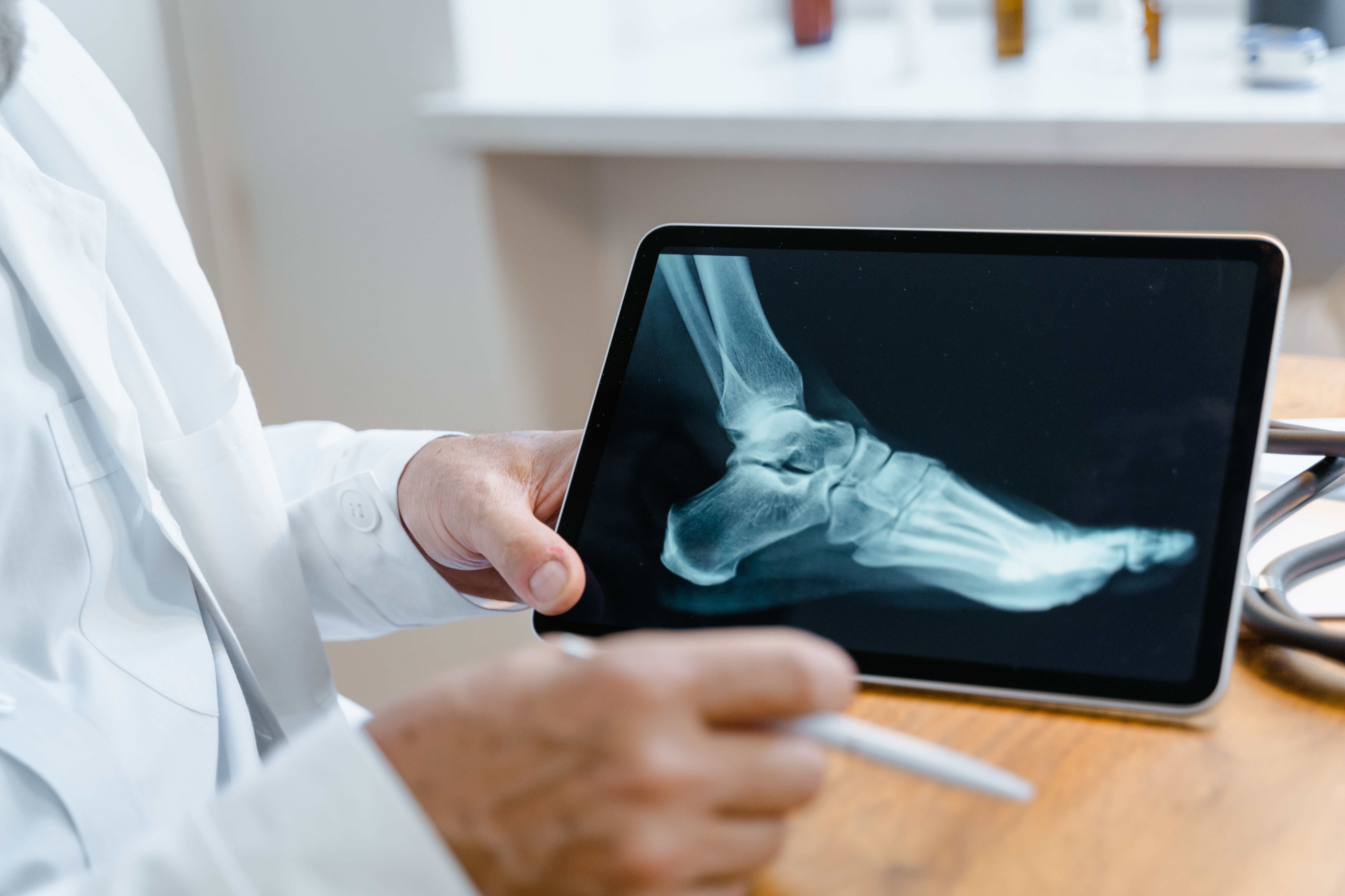 Arzt betrachtet Röntgenbild auf Tablet