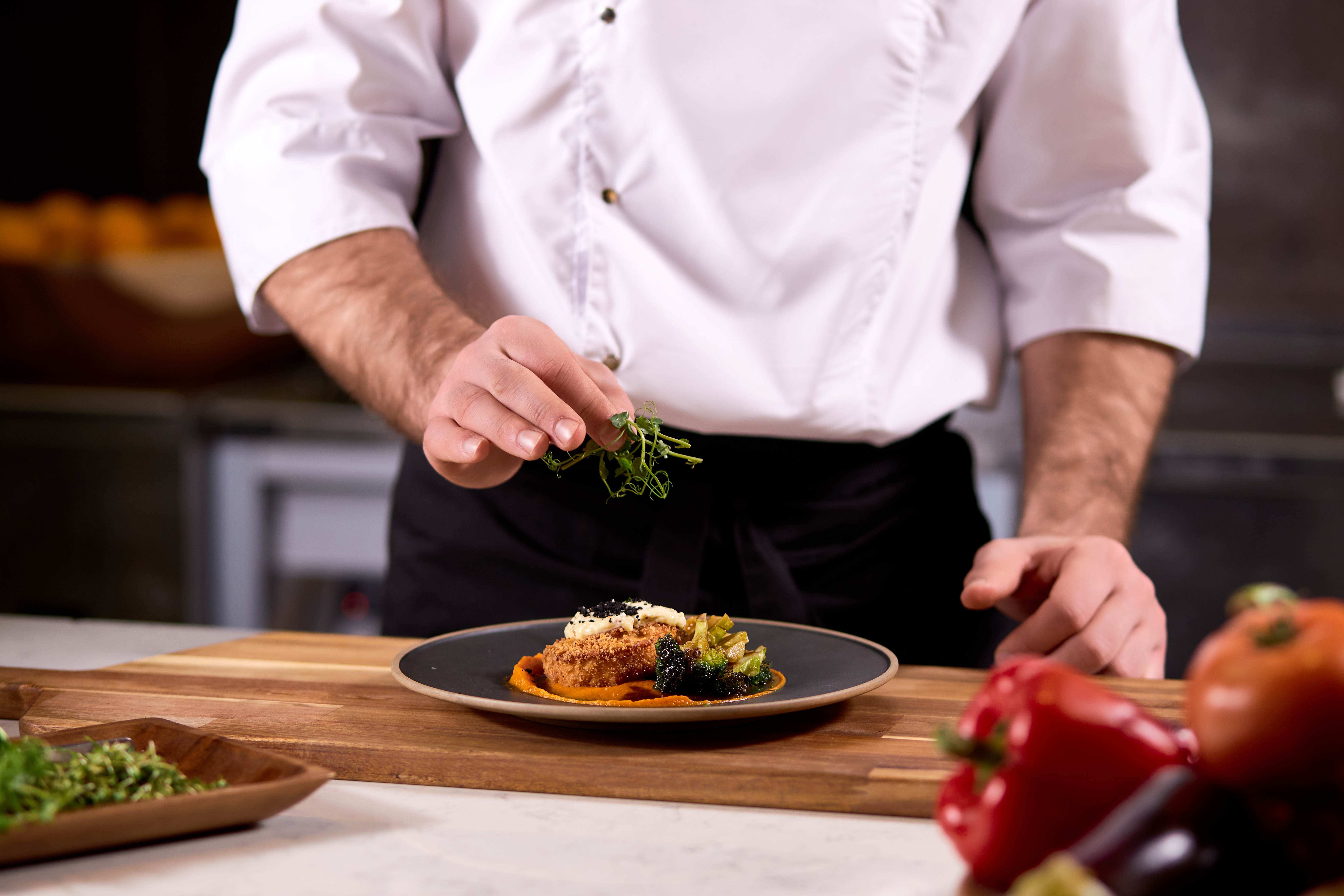 Koch richtet Essen an