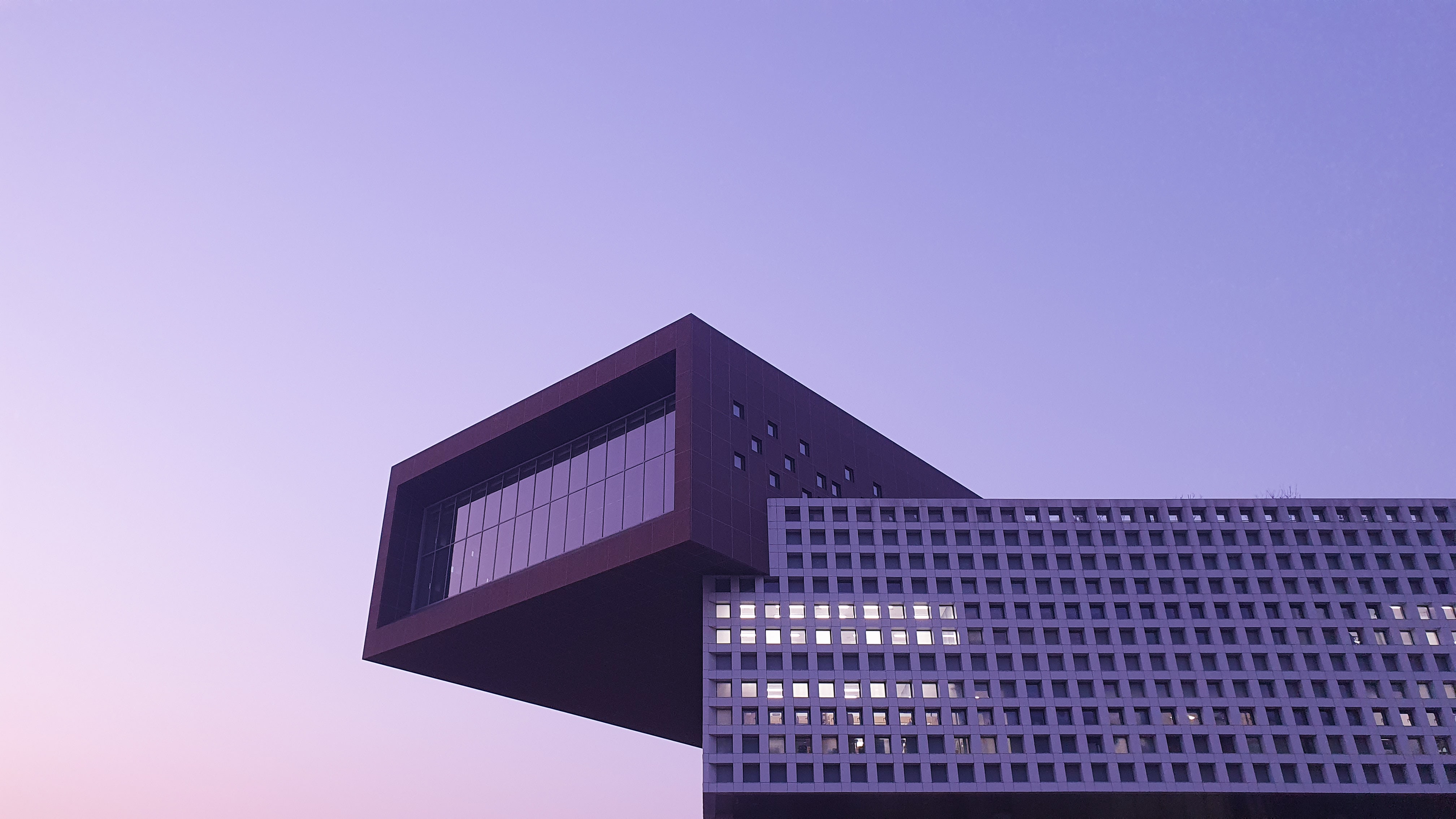 Gebäude vor lila Himmel
