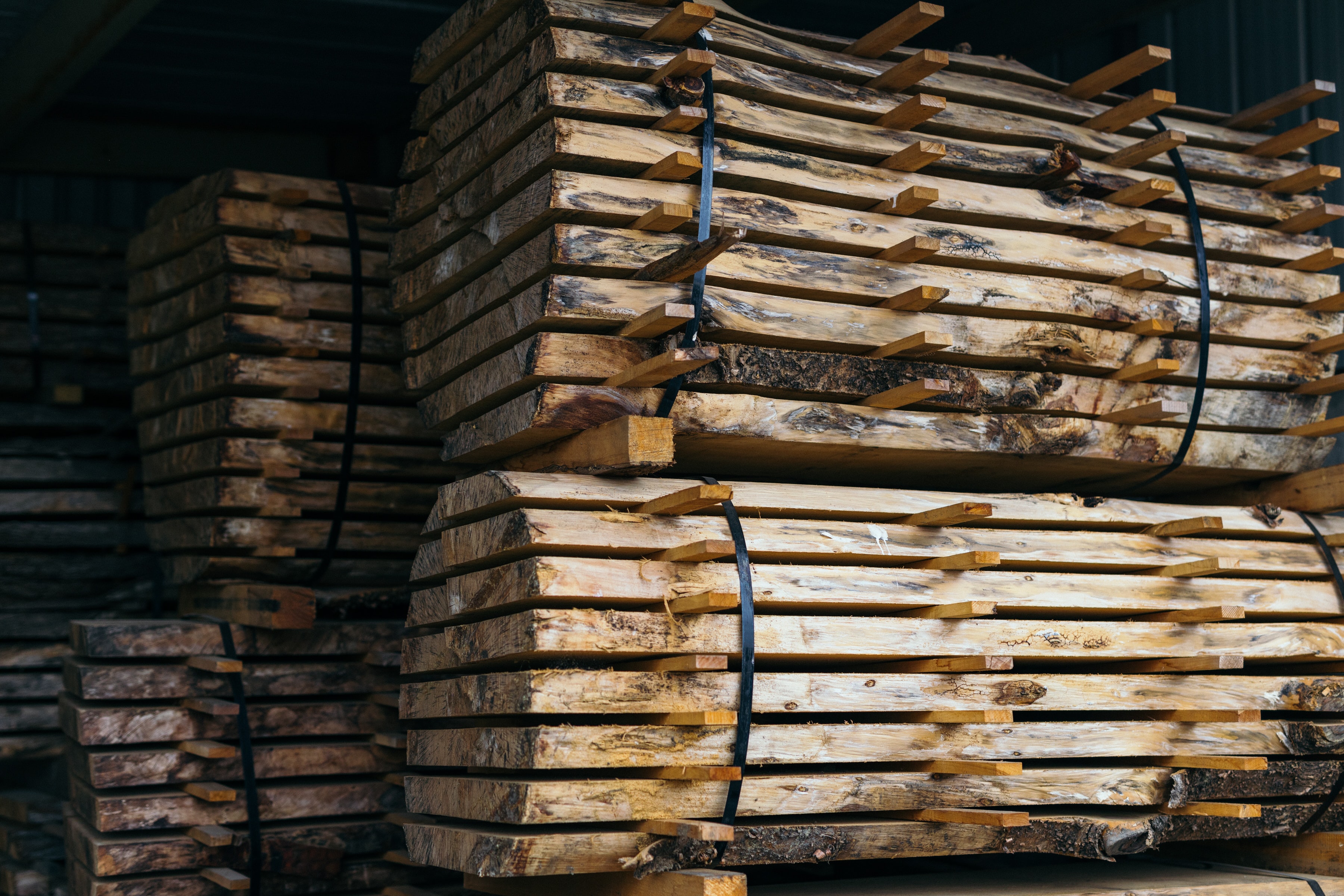 Mehrere Stapel geschnittenes Holz