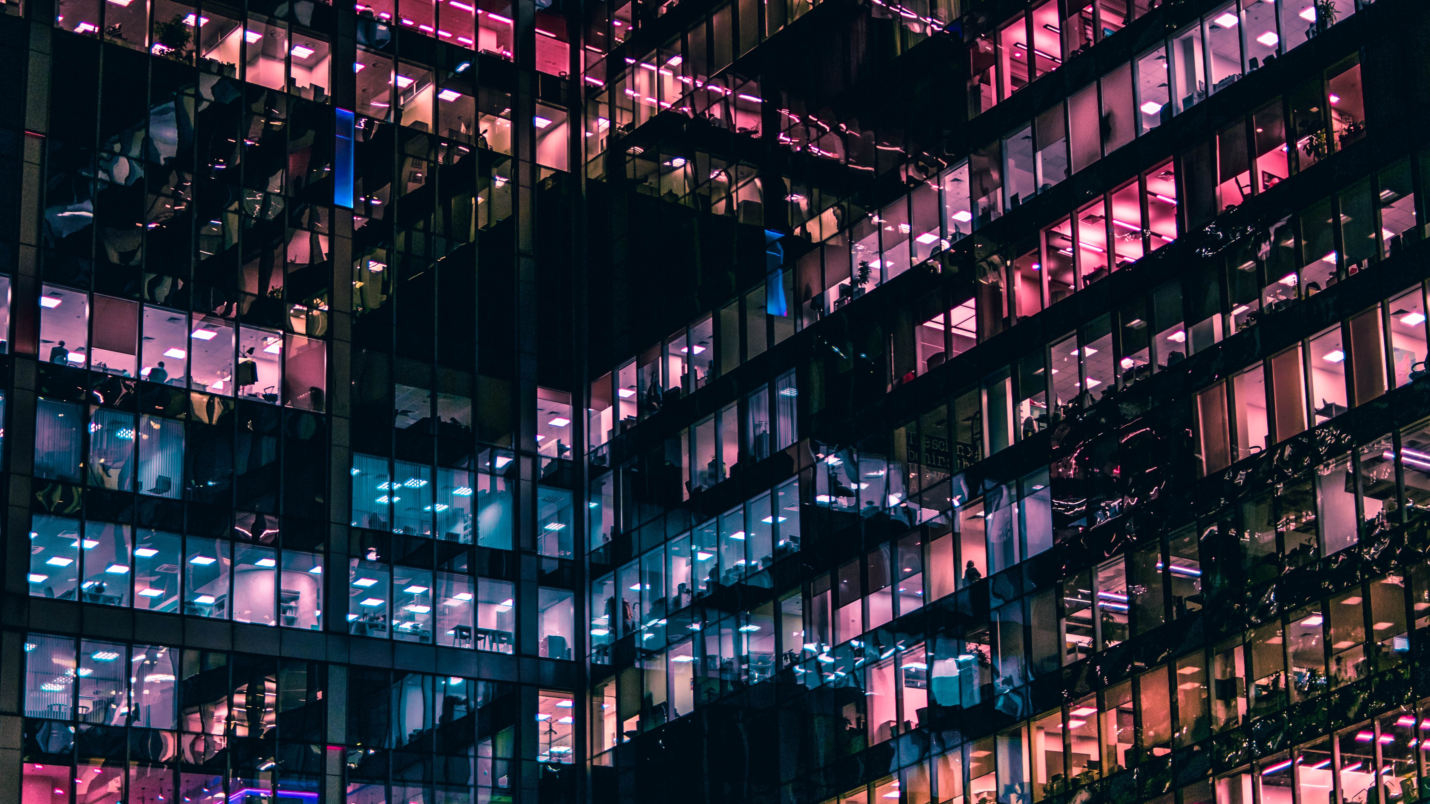 Bürogebäude bei Nacht, Rotes und blaues Licht 