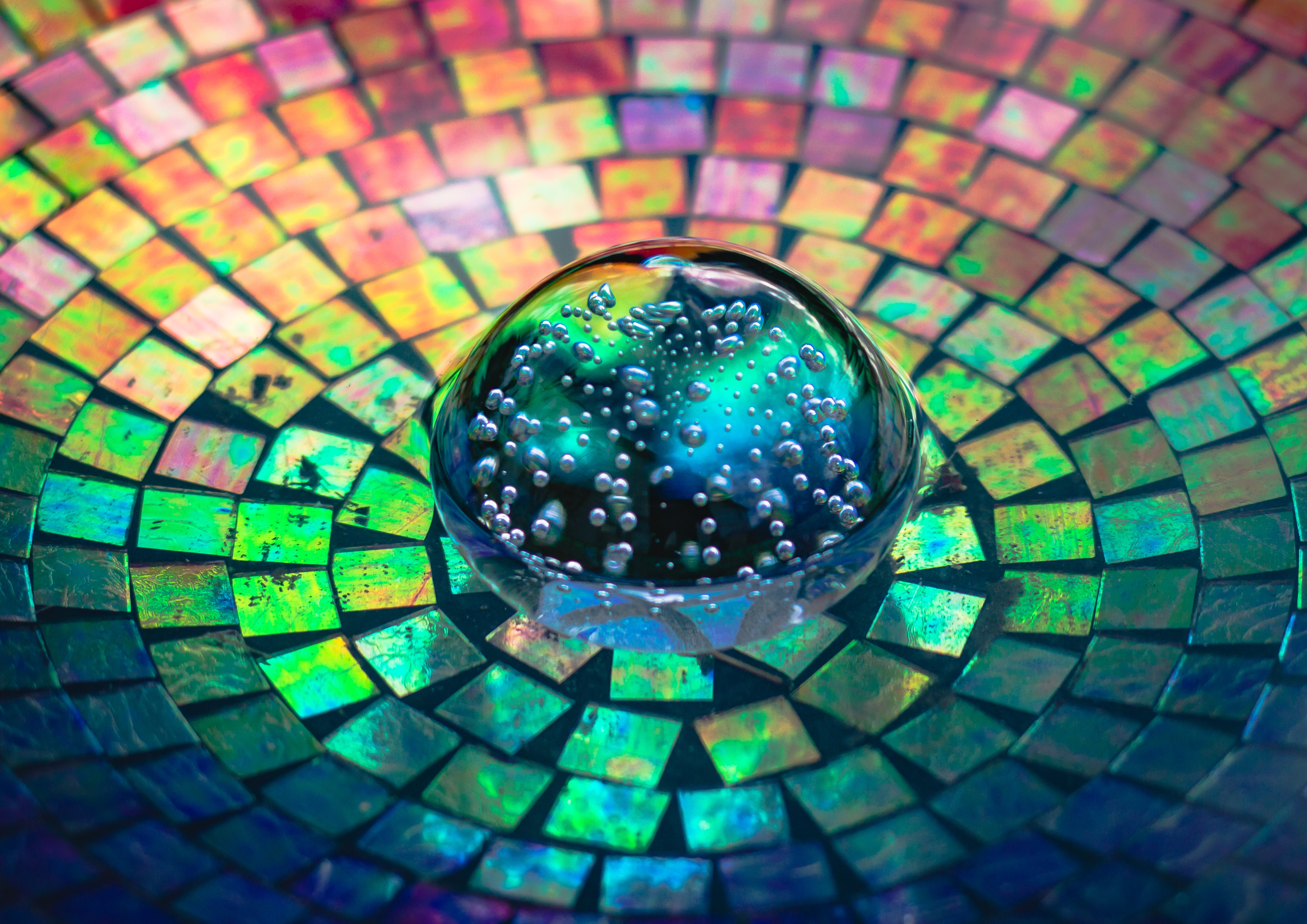 Mosaik mit einer Glaskugel in der Mitte