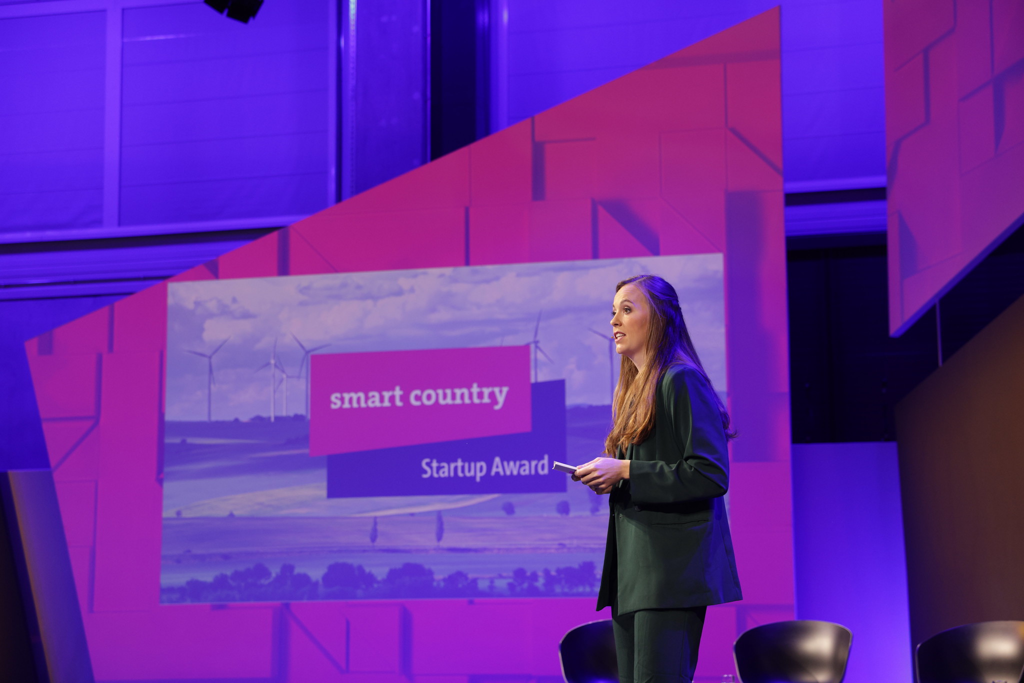 Die Moderatorin des Smart Country Startup Award auf der Smart Country Convention 2023