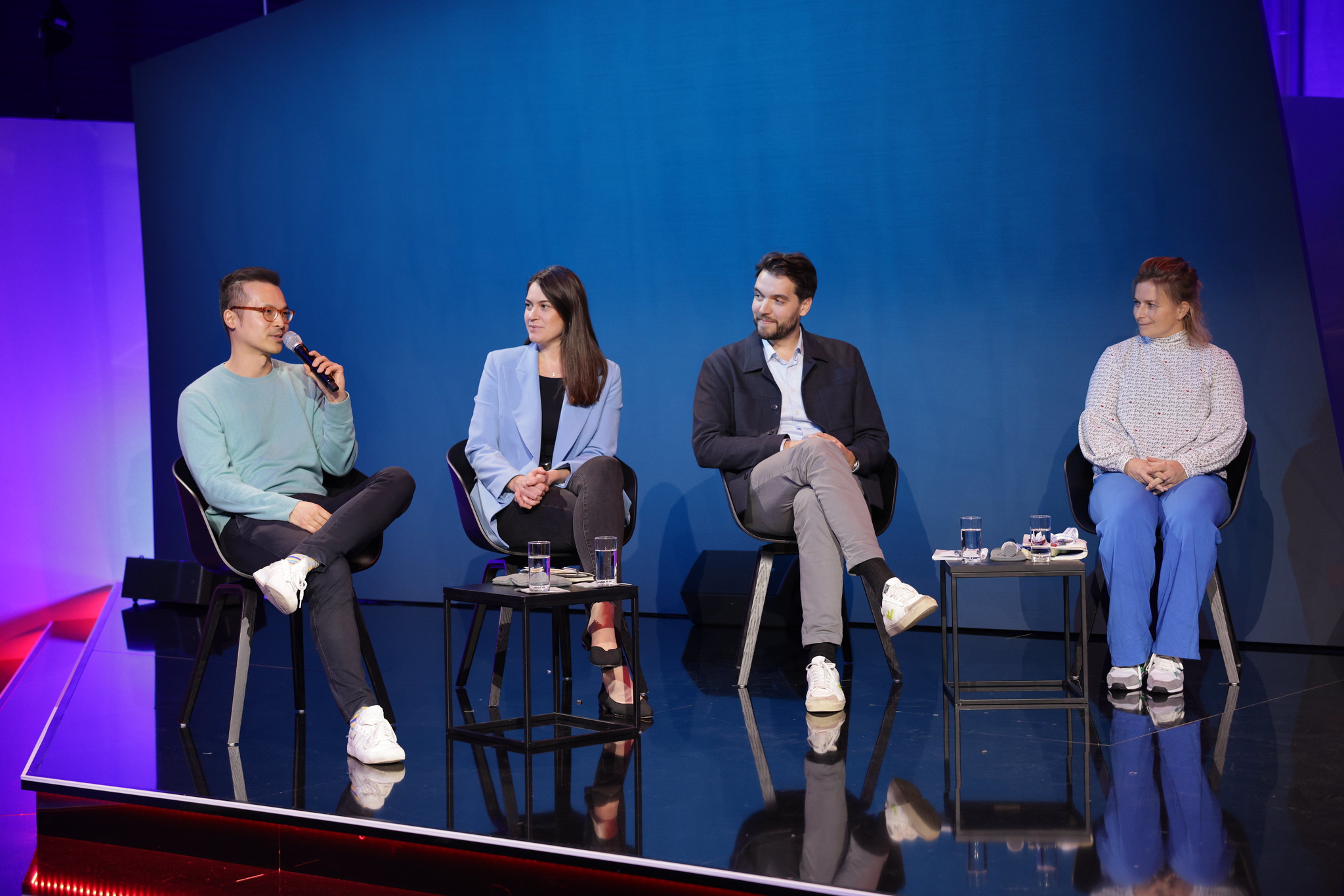 Ein Bühnengespräch auf der Smart Country Convention 2023 im Zuge des Smart Country Starttup Awards: 4 Personen sitzen auf einer Bühne und unterhalten sich.