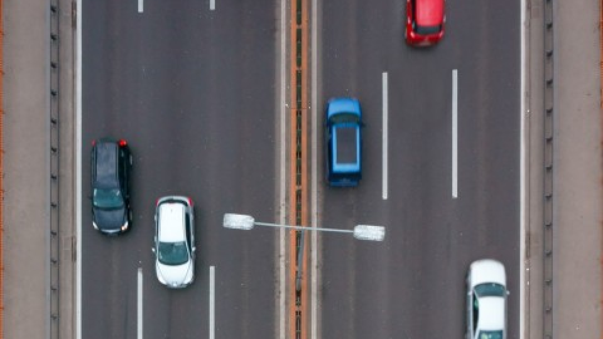 Aufnahme einer Straße mit Autos von oben