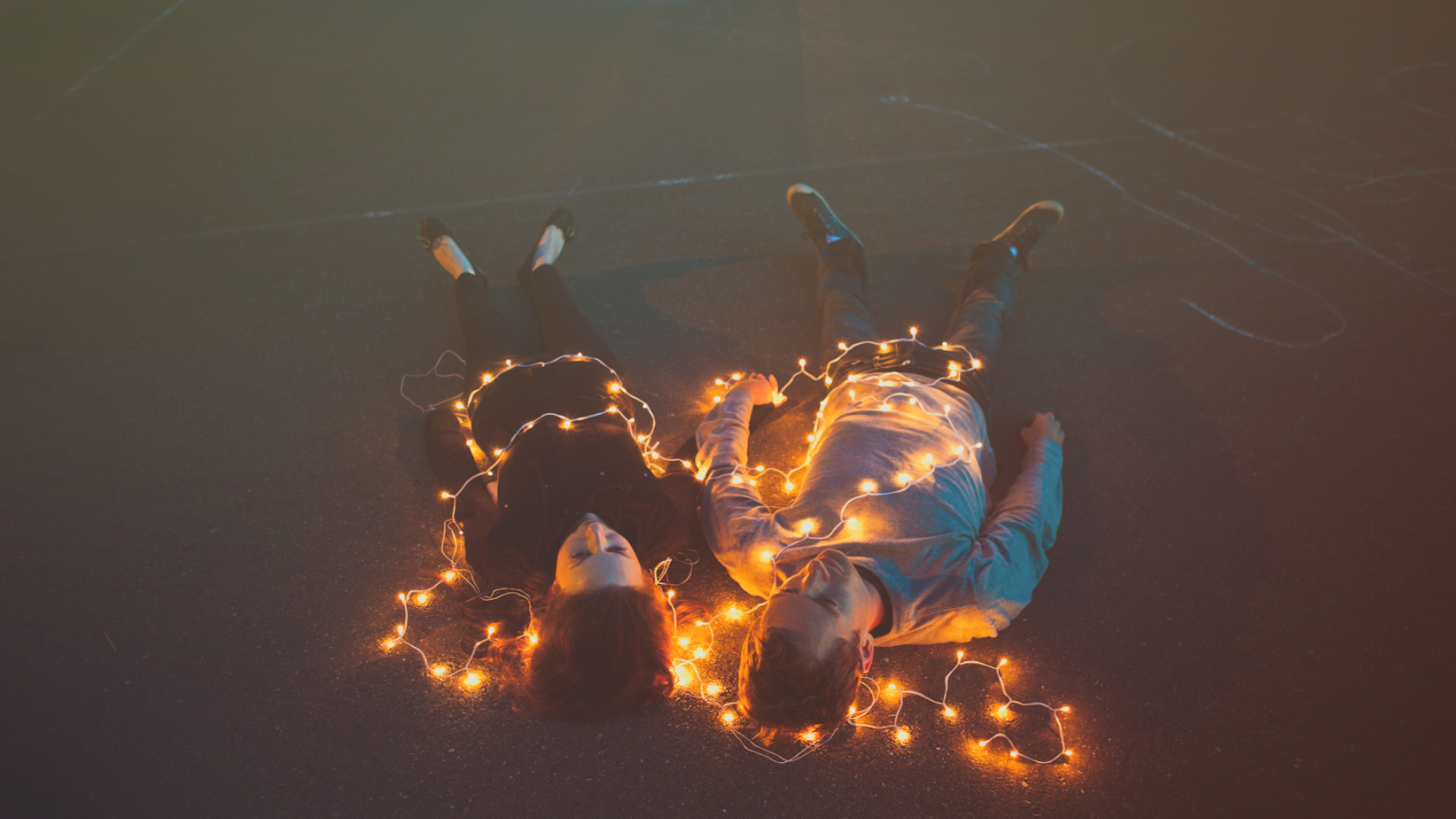 Pärchen mit Lichterkette