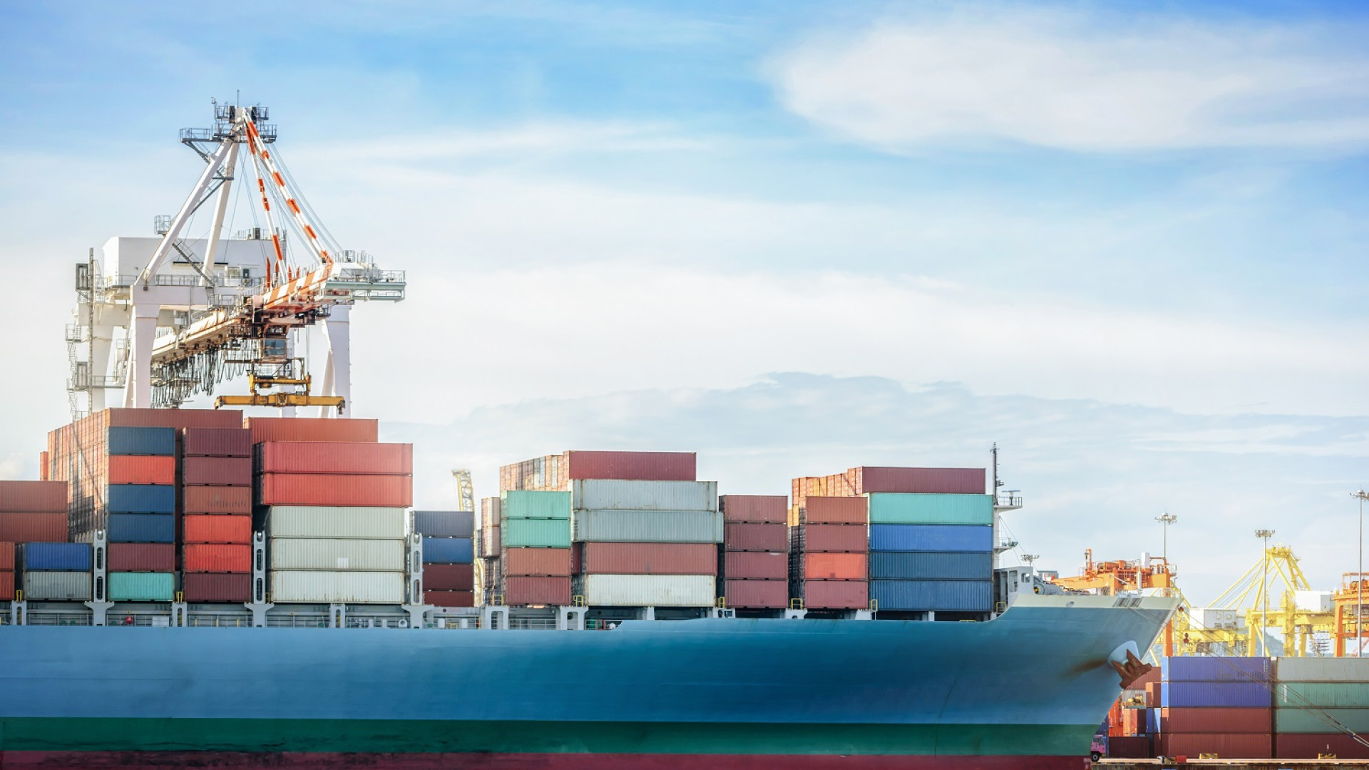 Logistikfrachter Schiff Kran Container