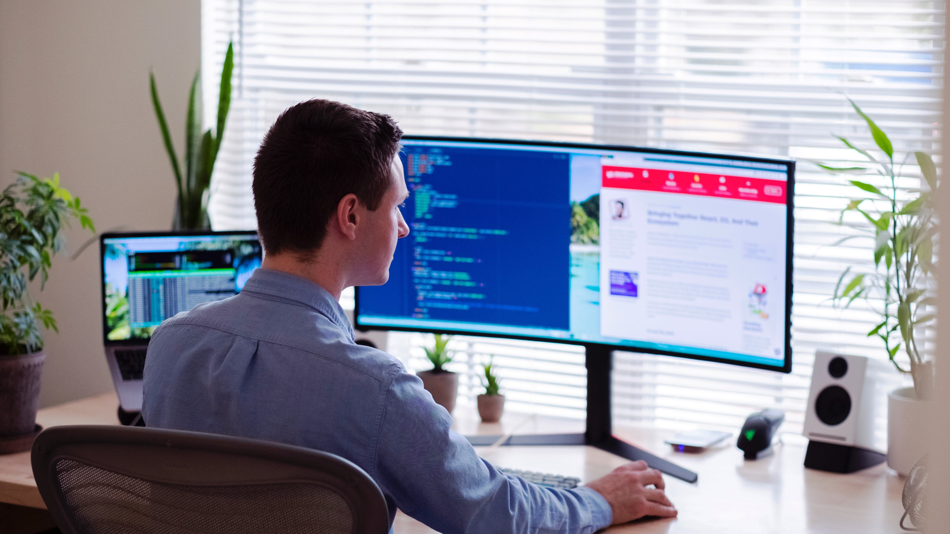 Mann vor dem Computer am arbeiten