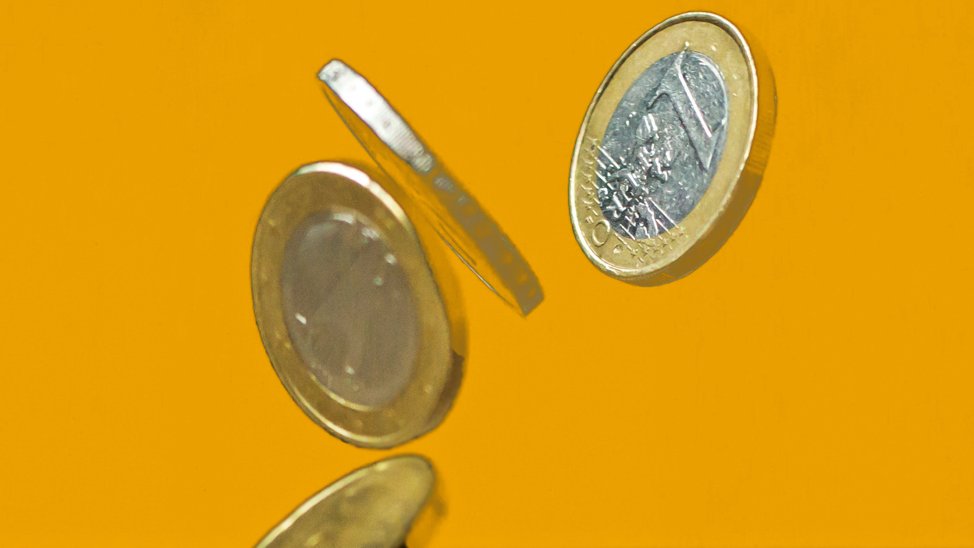 vier fliegende Euro Münzen