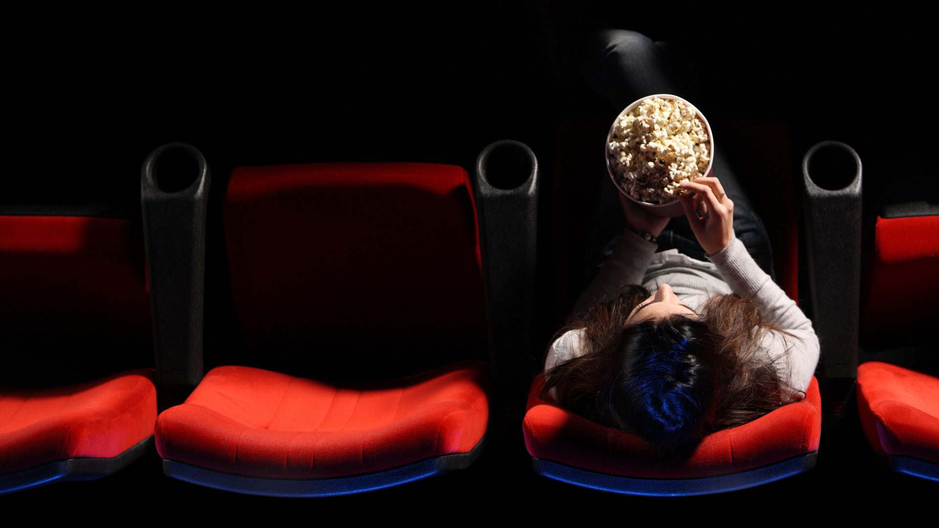 Kino Frau mit Popkorn