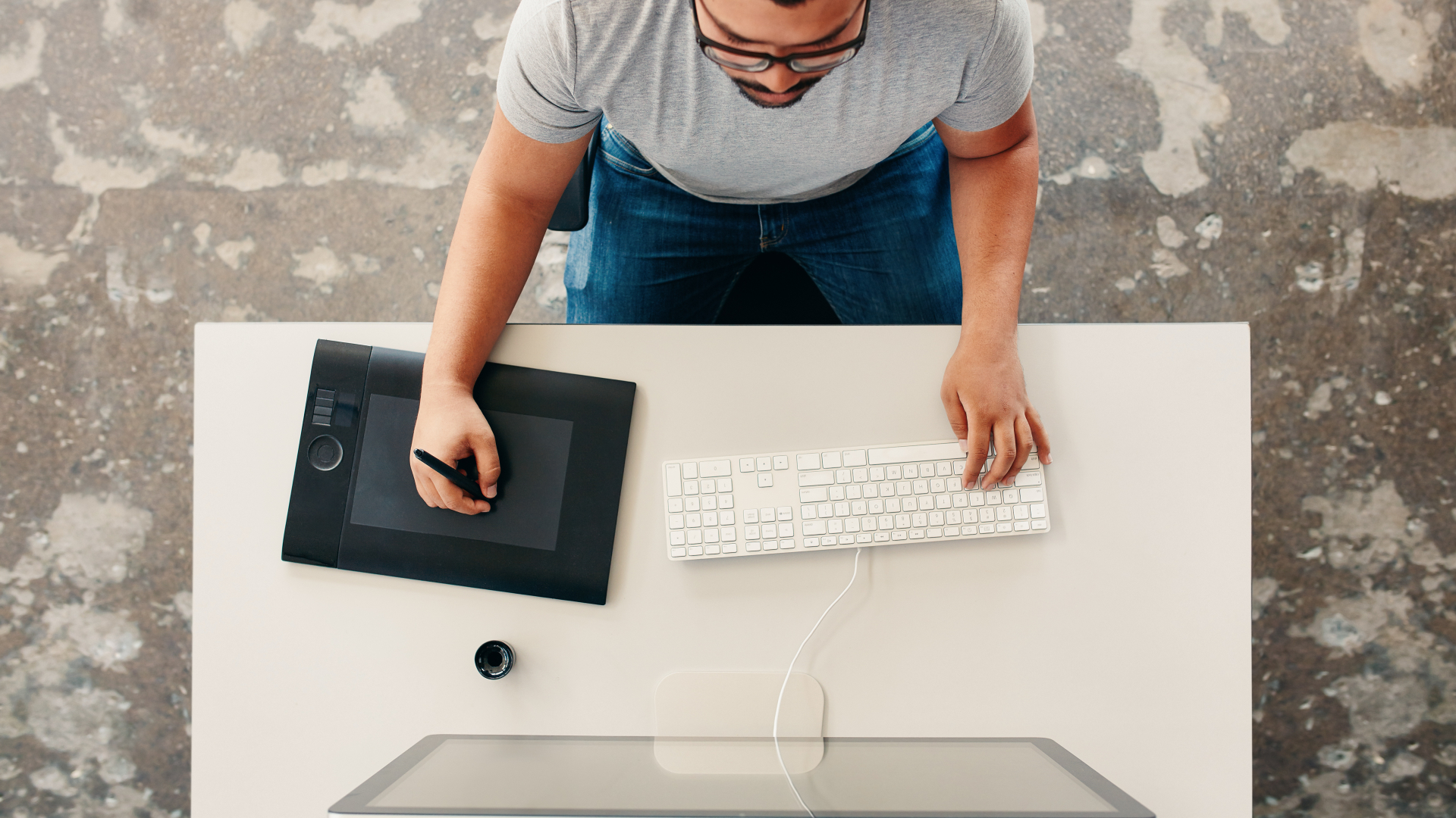 Mann arbeitet im Homeoffice