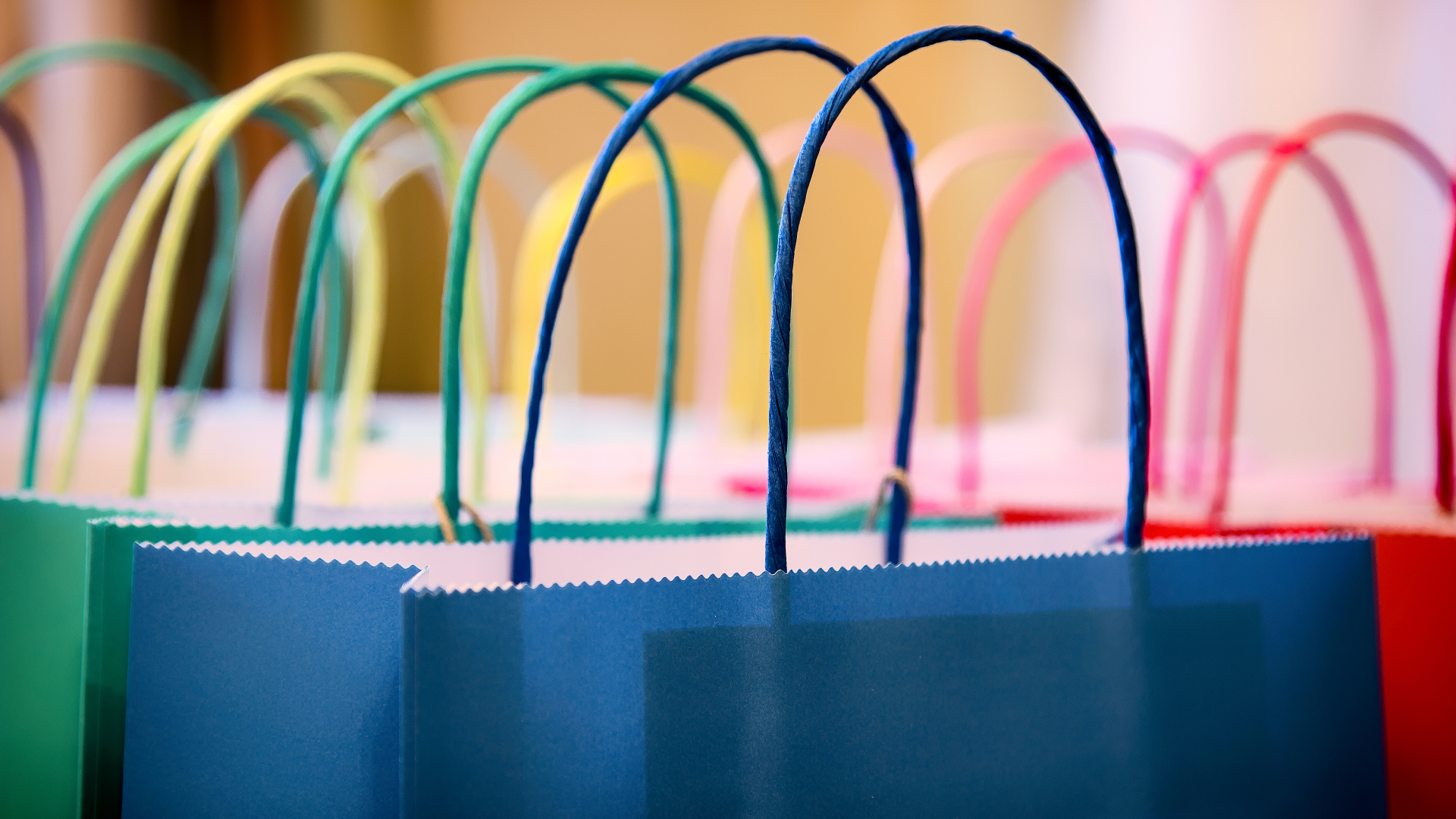 Einkaufstüten aus Papier in verschiedenen Farben