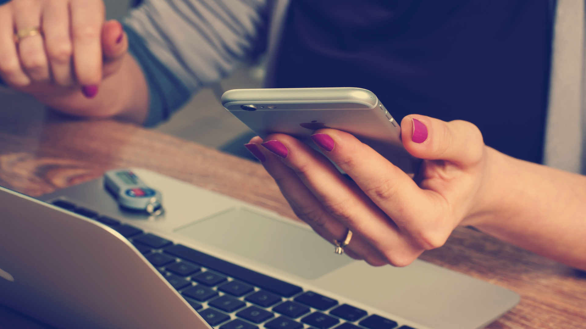 Smartphone und Laptop