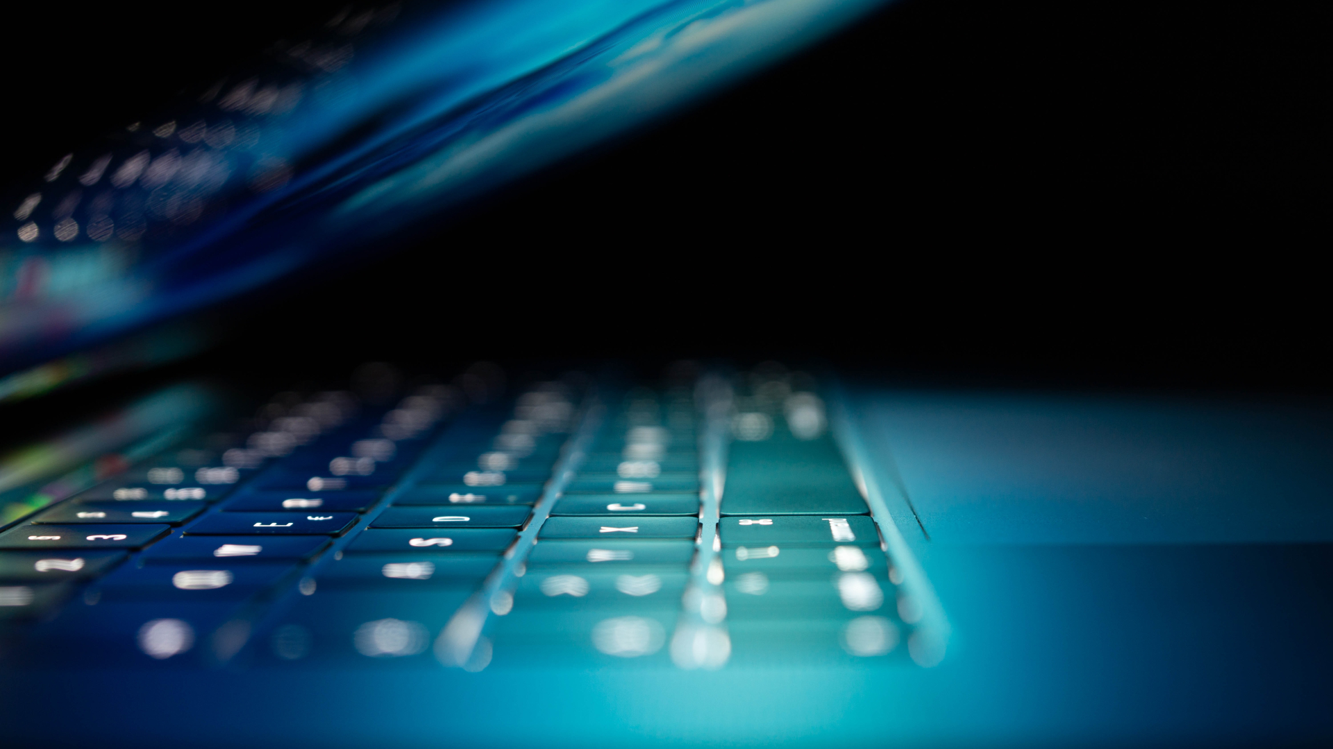 IT Sicherheit halb aufgeklappter Laptop