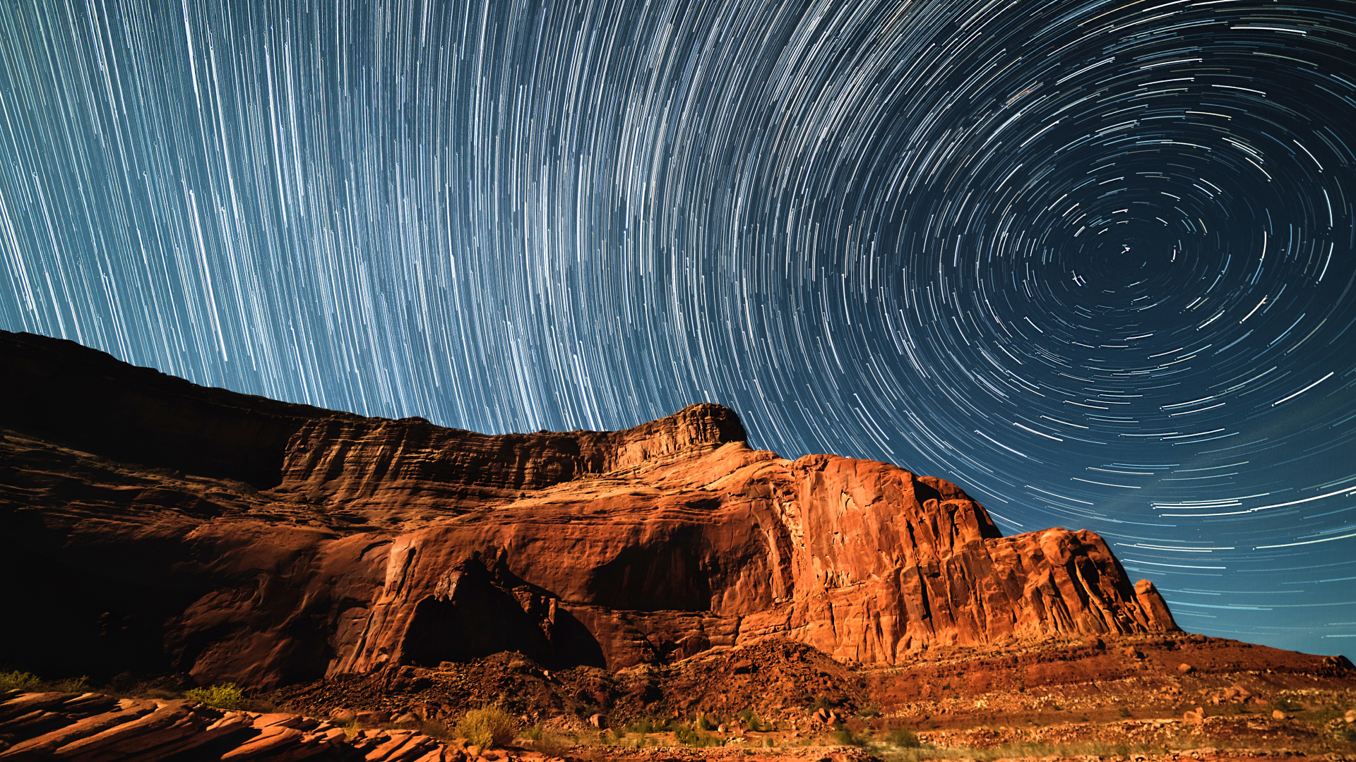 Universum über roten Felsen