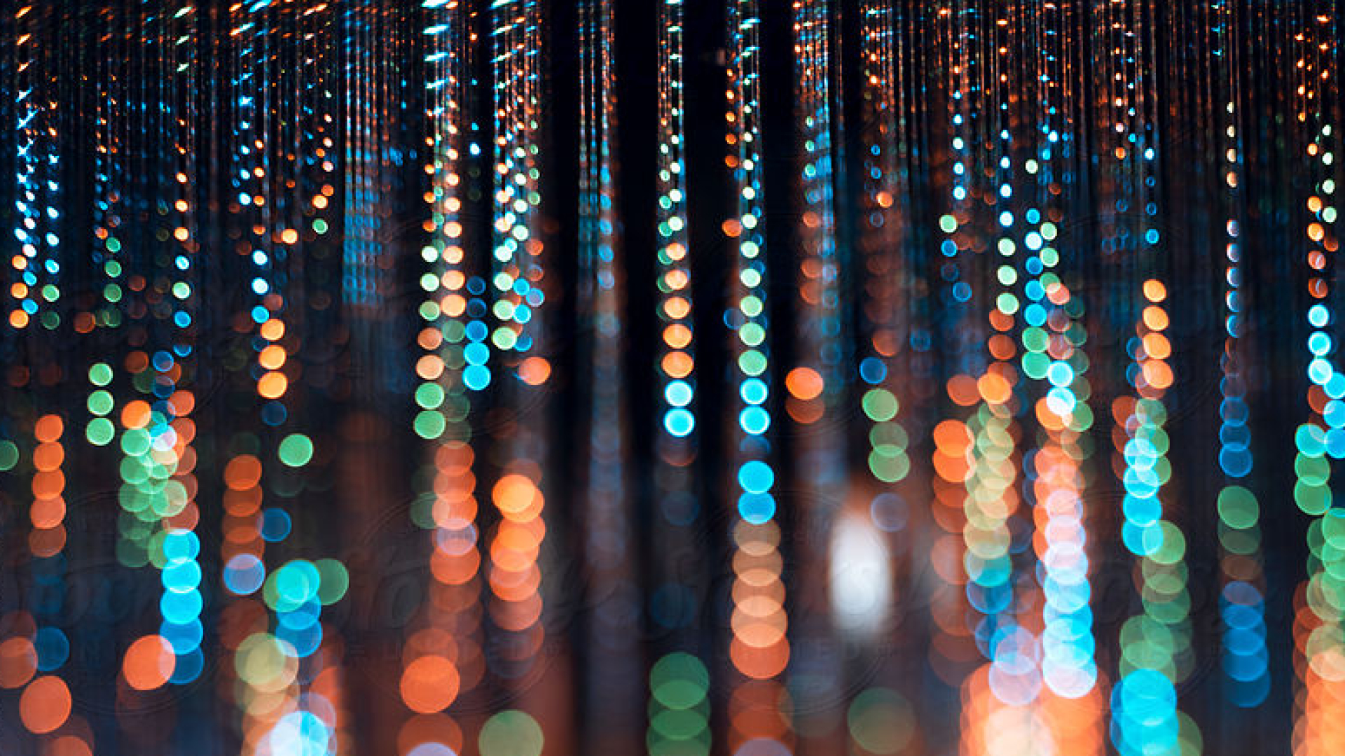 Verschiedenfarbene Lichter auf dunklem Hintergrund