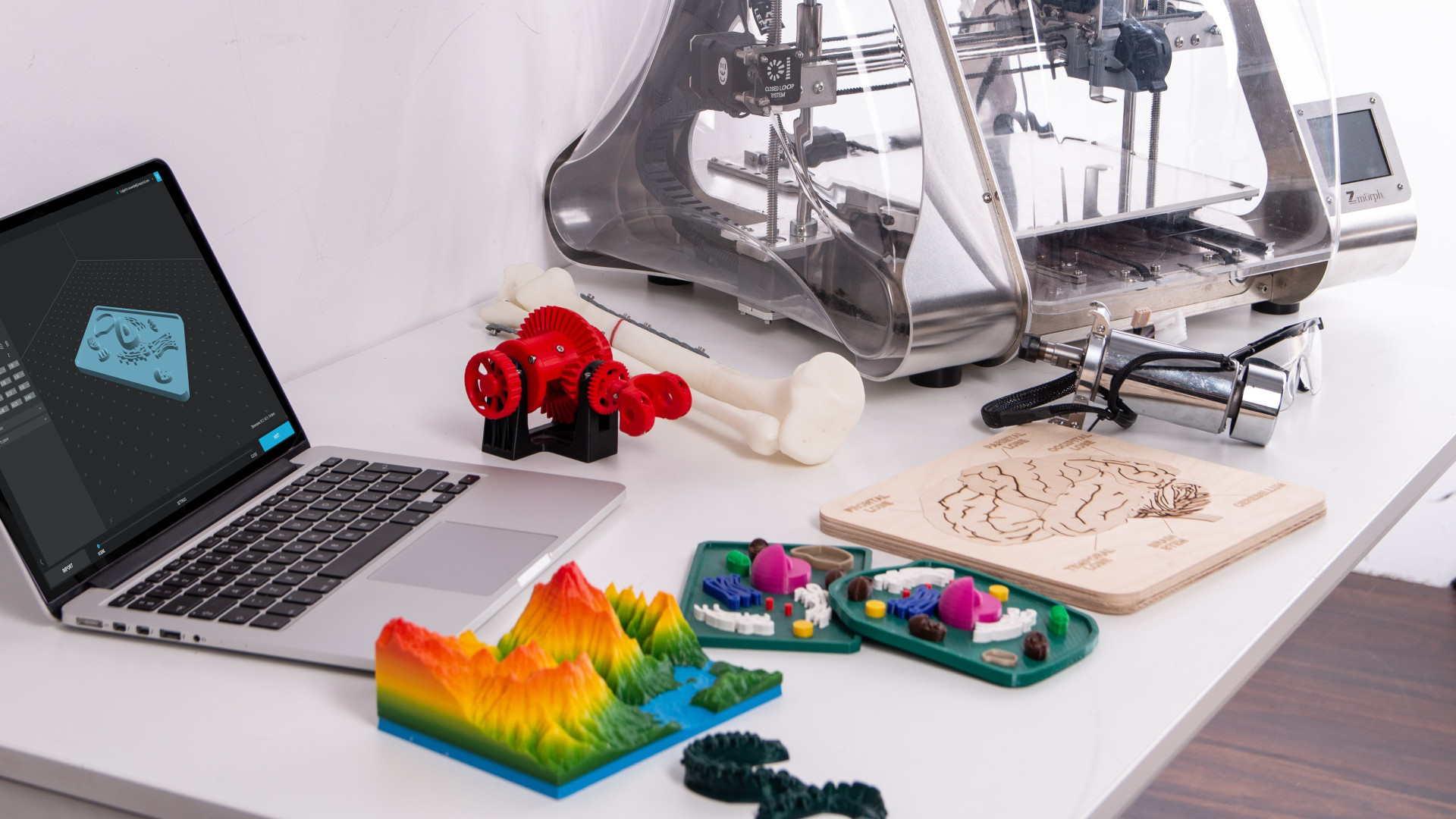 3D Drücke auf Schreibtisch neben Laptop und 3D Drucker