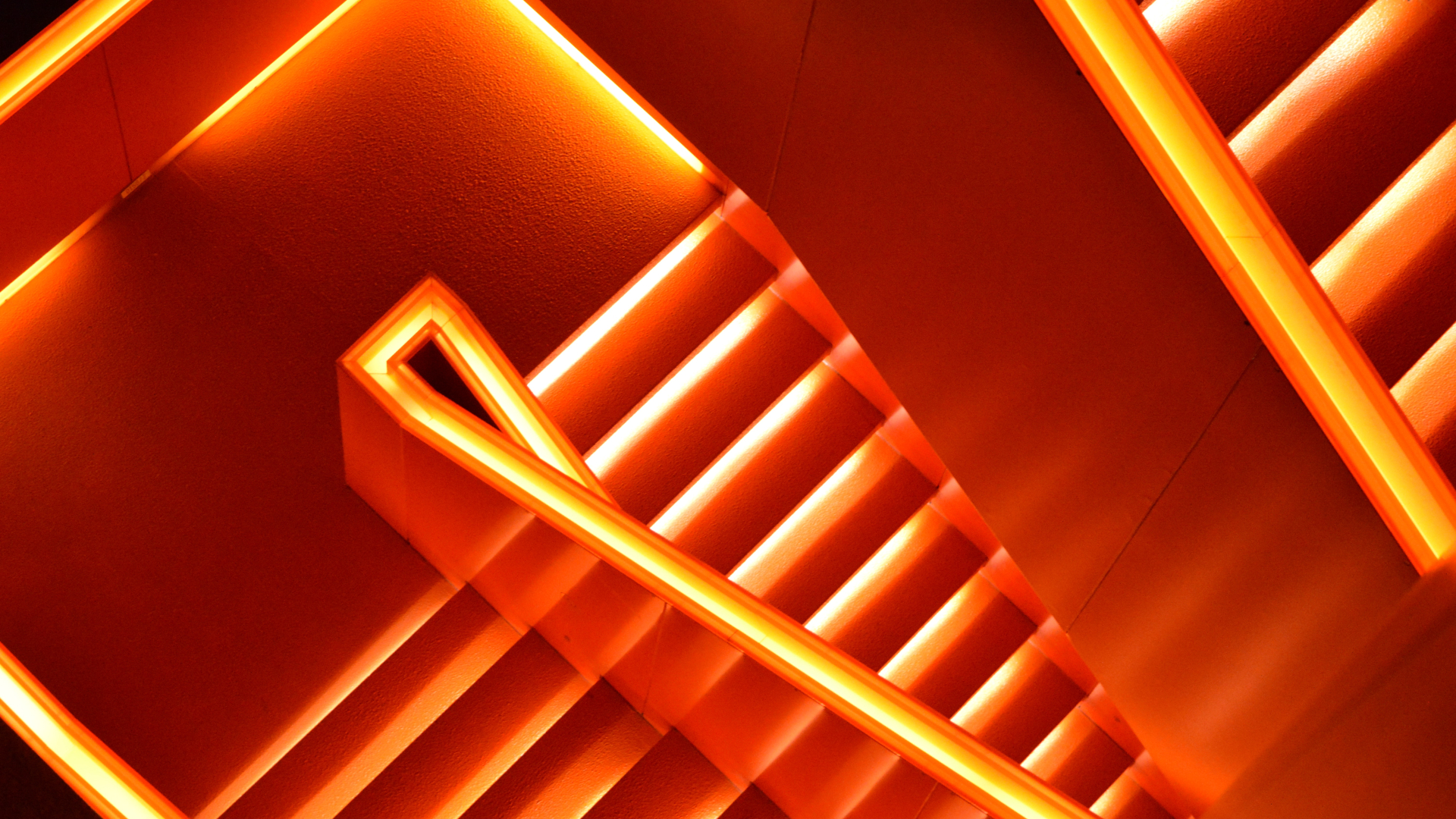 Treppe in orangener Neonbeleuchtung