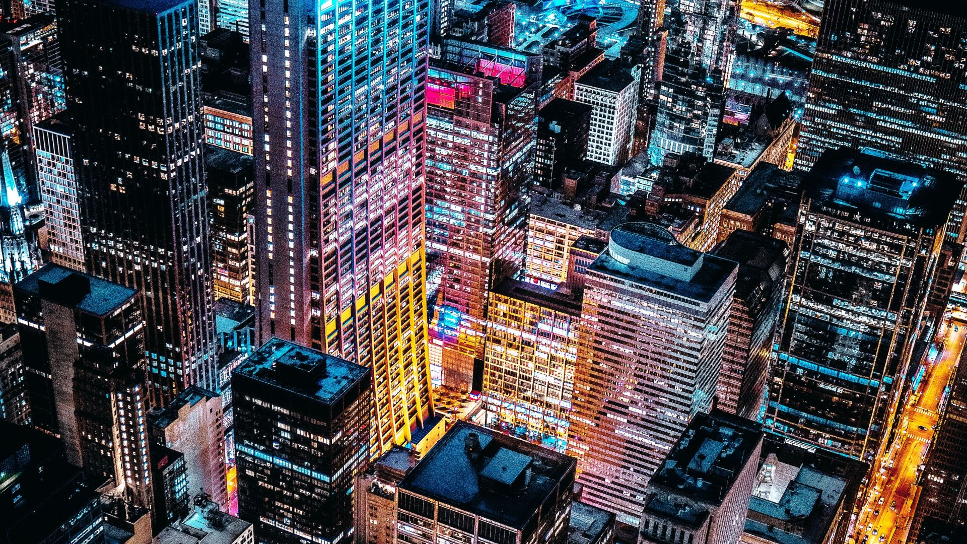 Stadt Chicago bei Nacht von oben, beleuchtete Straßne & Häuser