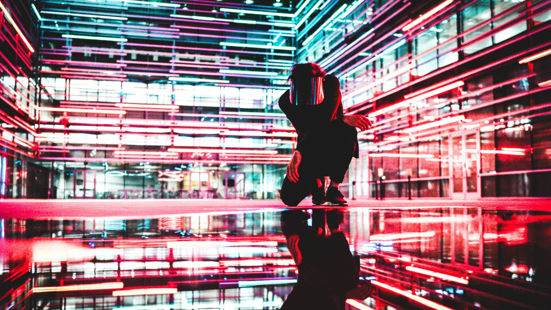 Person in Rechenzentrum