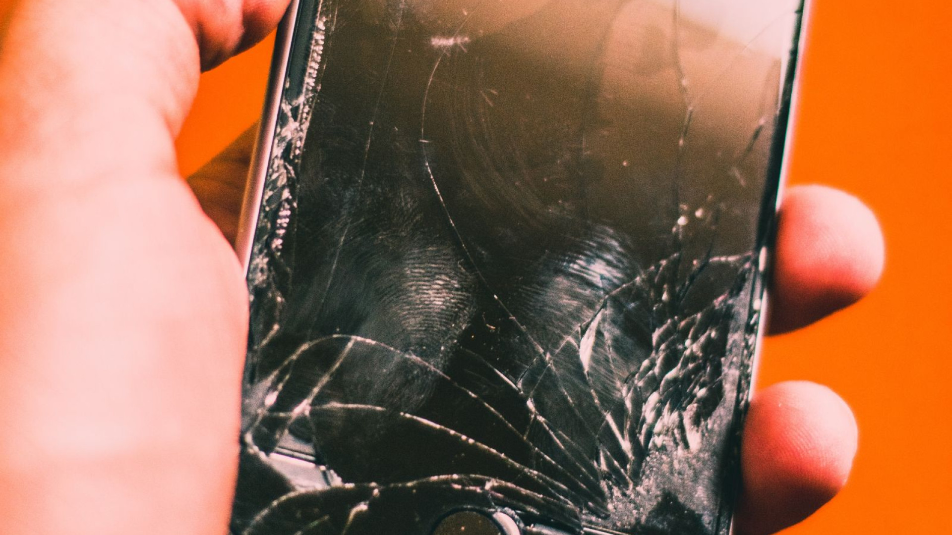 Smartphone mit kaputtem Display