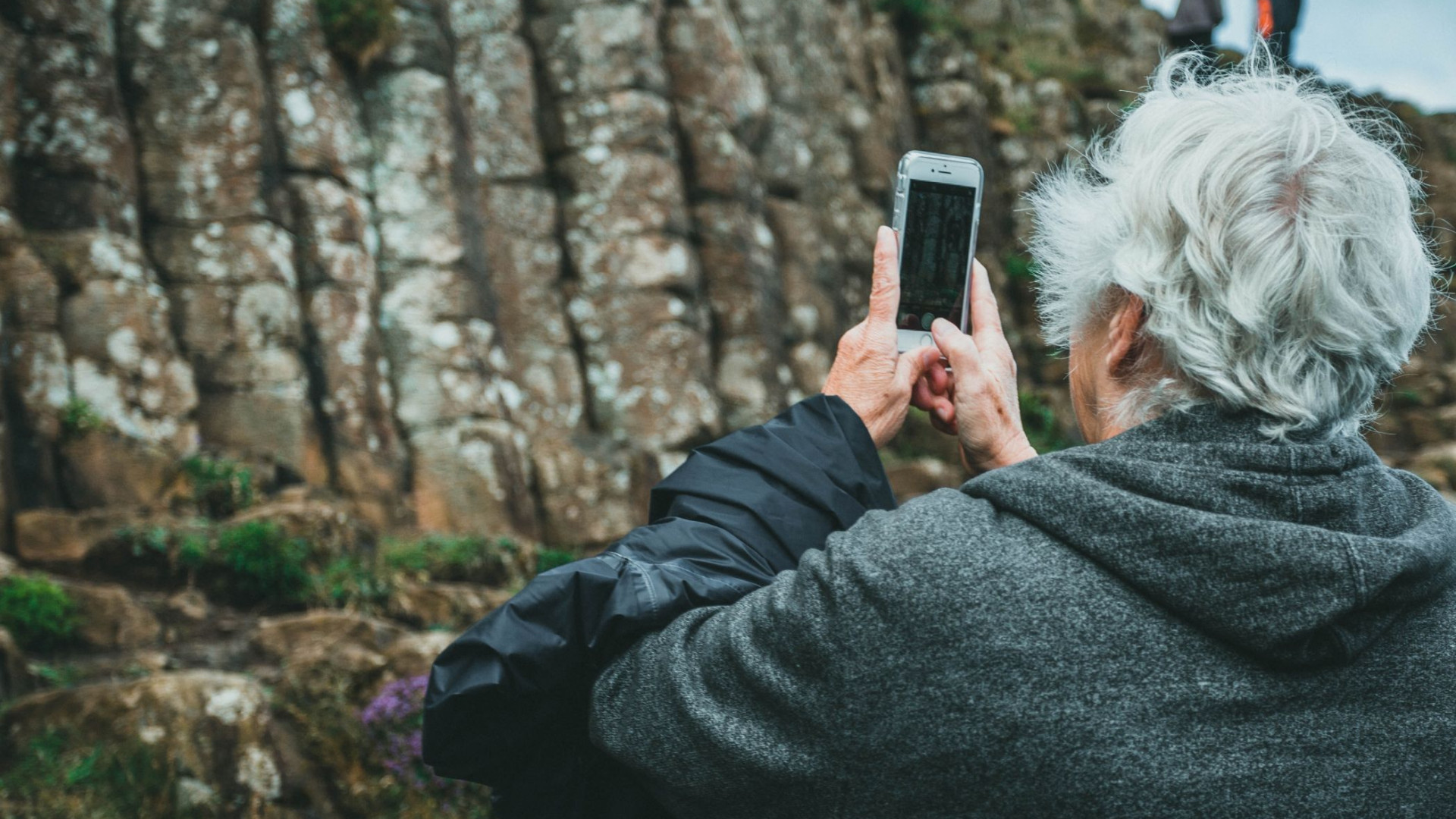Ältere Frau, die Foto mit Smartphone macht