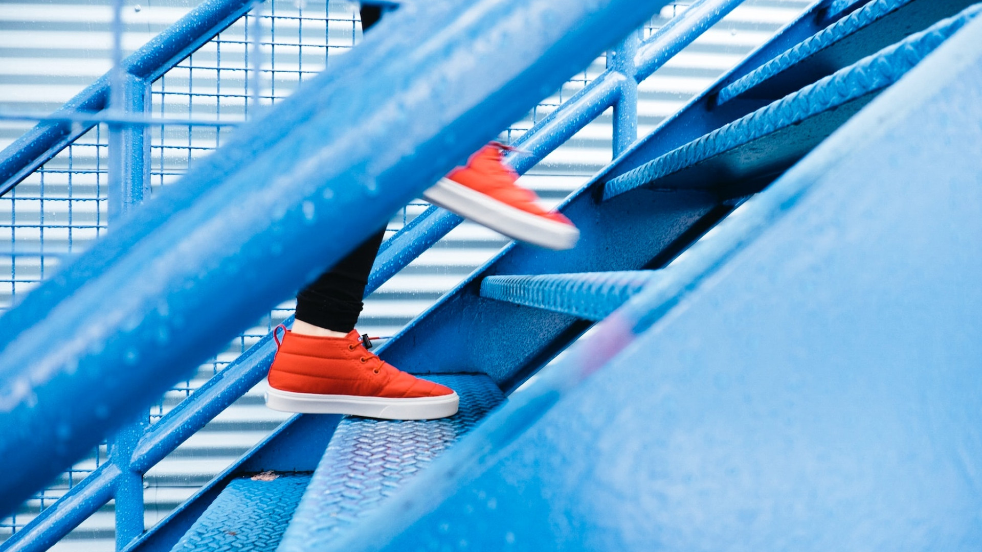 rote Schuhe auf blauer Treppe
