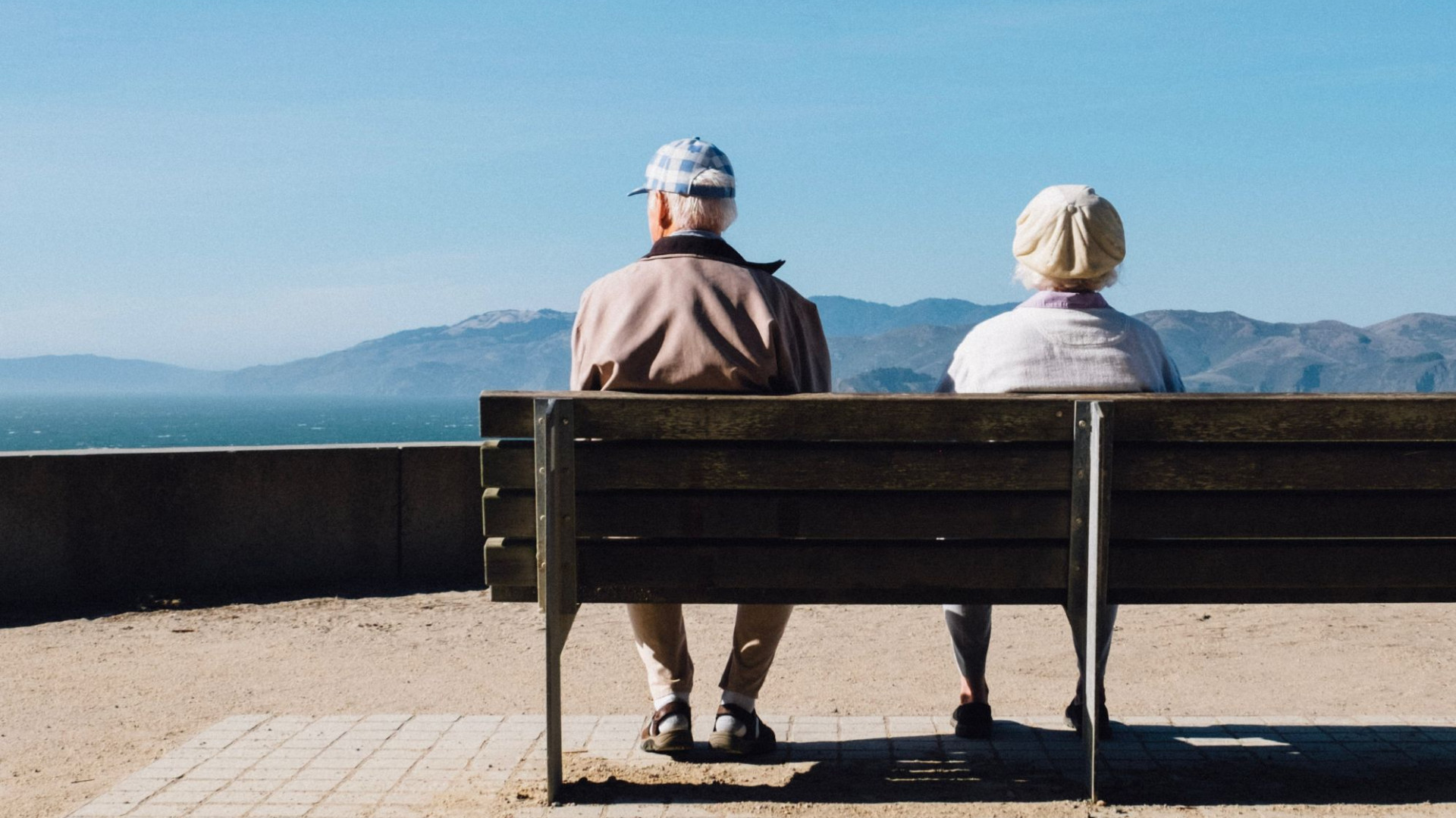 Rentnerpärchen auf einer Bank mit Aussicht