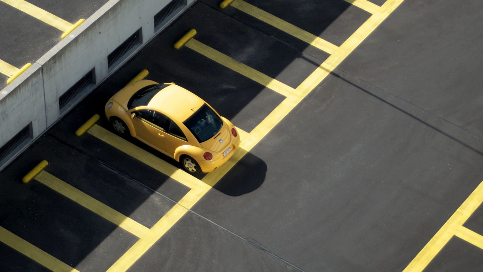 Parkplatz mit einzelnem Auto