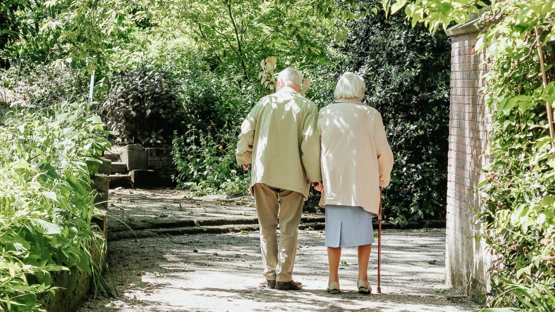 Rentnerpärchen beim Spaziergang im Park