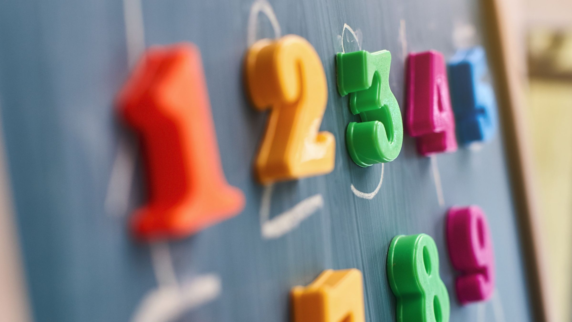 Keyvisual Bildungskonferenz - Tafel mit Zahlen