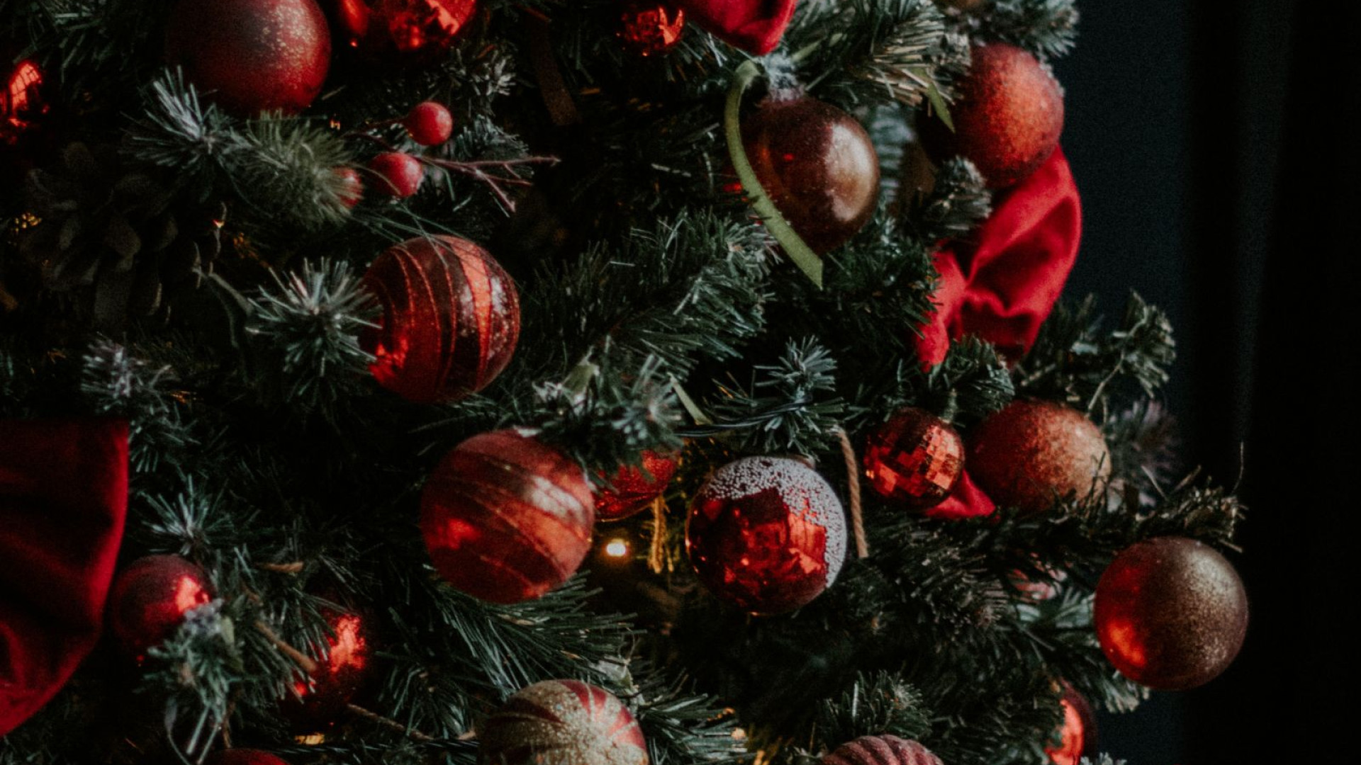 Weihnachtsbaum mit roter Dekoration