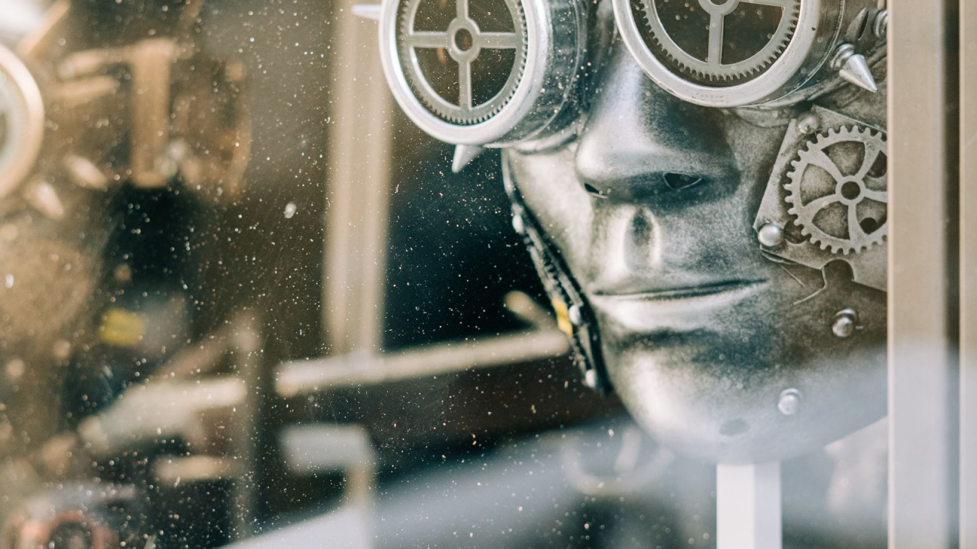 Robotergesicht aus Metall im Schaufenster