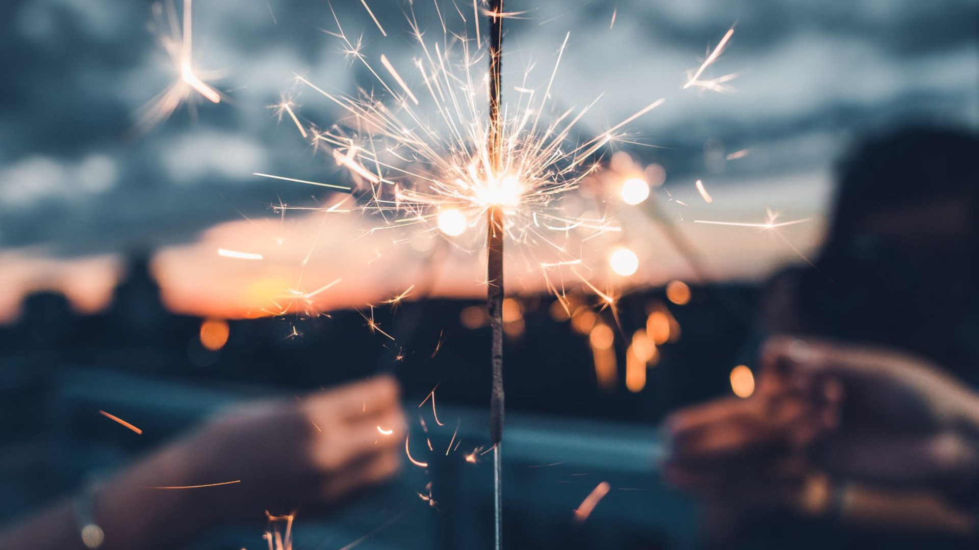 mehrere Frauen mit Wunderkerzen