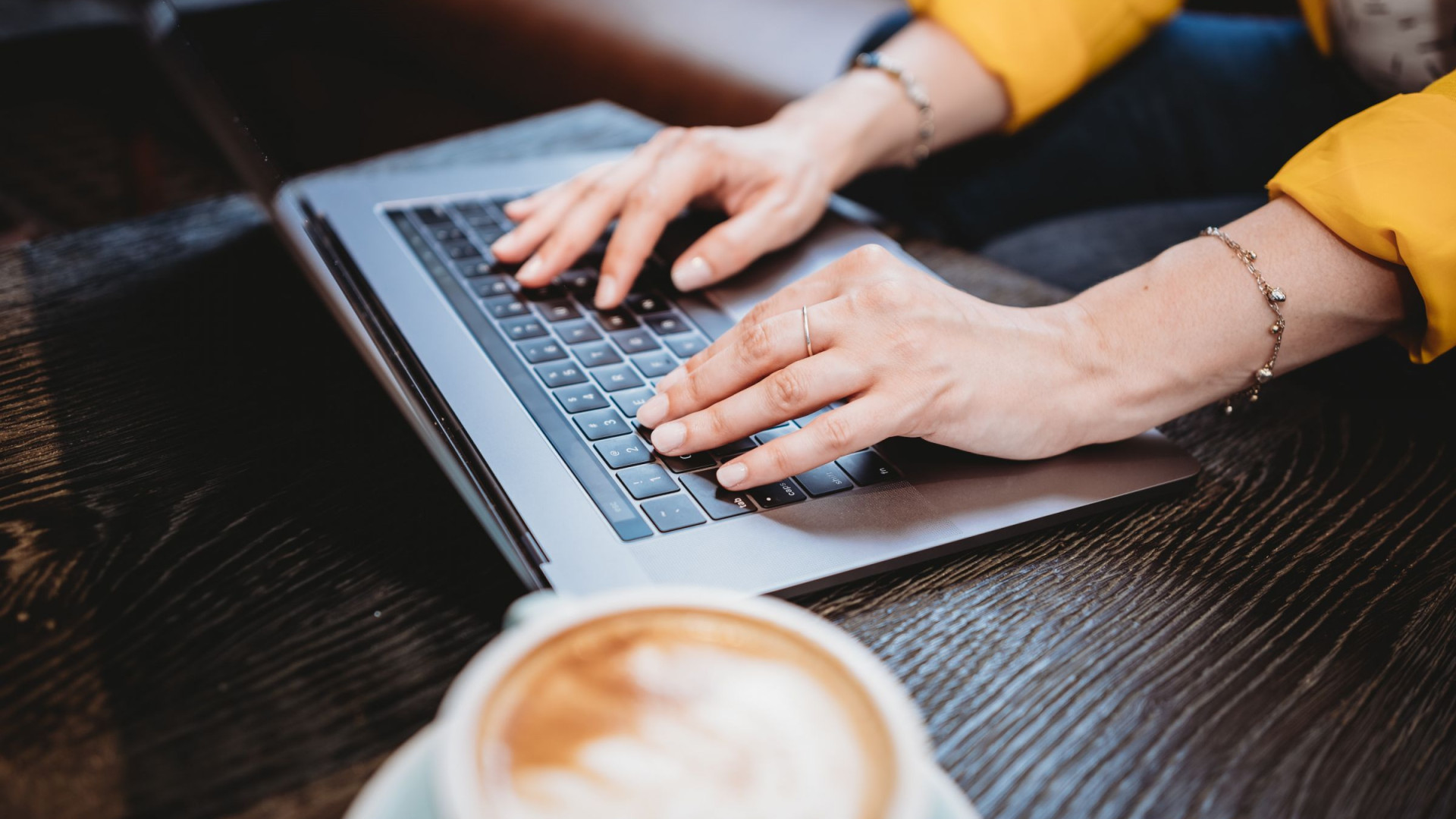Frau am Laptop