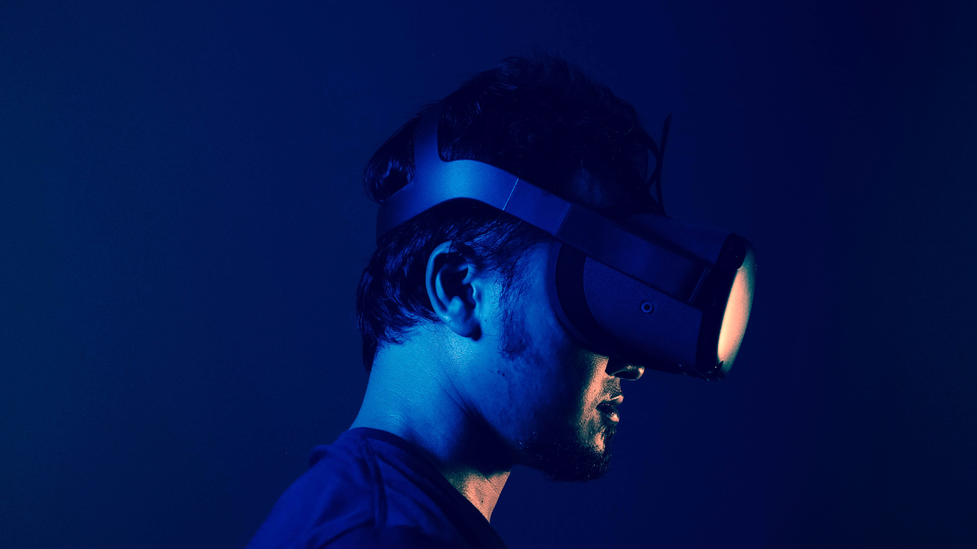 Mann im Dunkeln mit VR-Brille