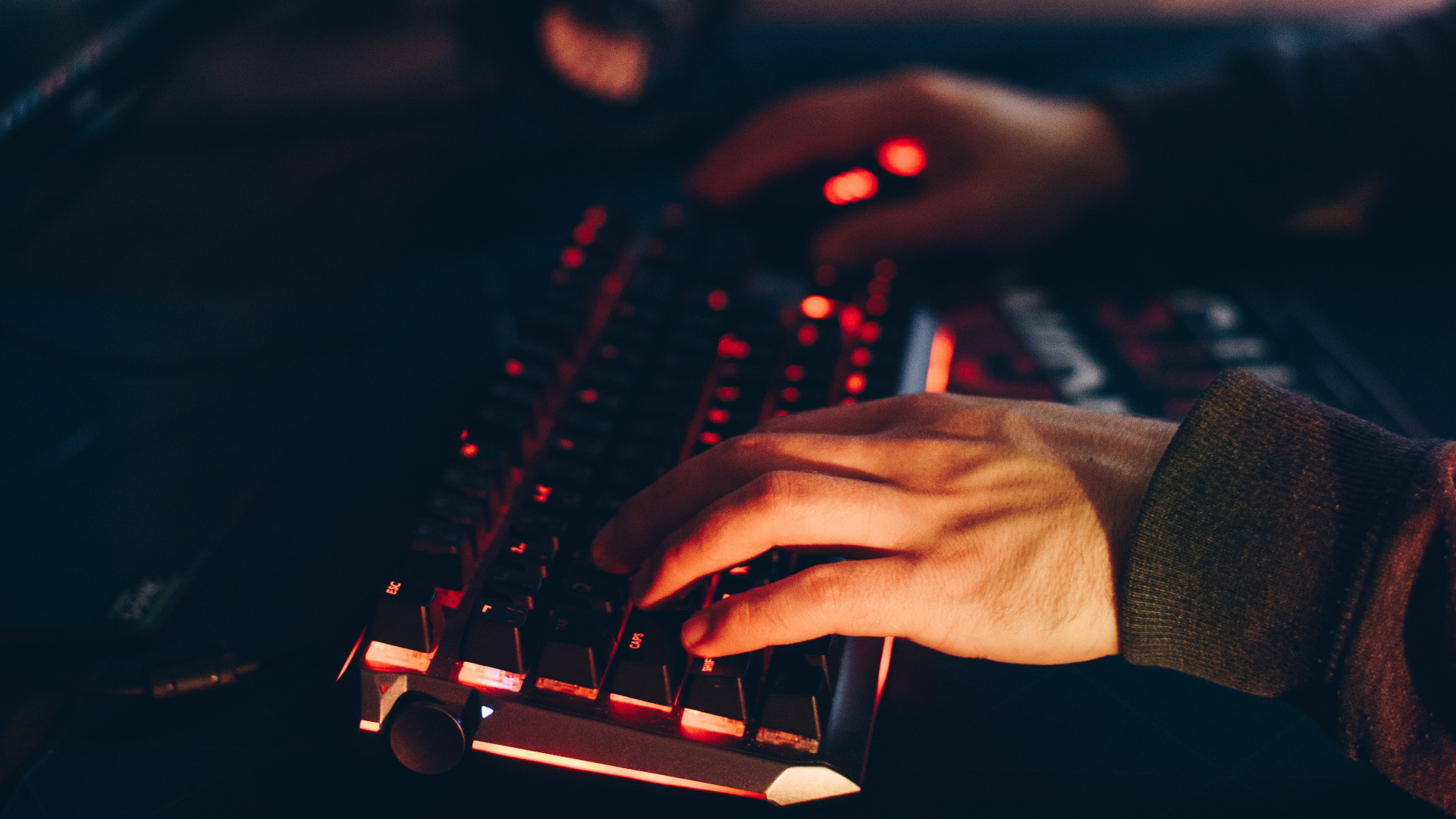 Person im Dunkeln am PC