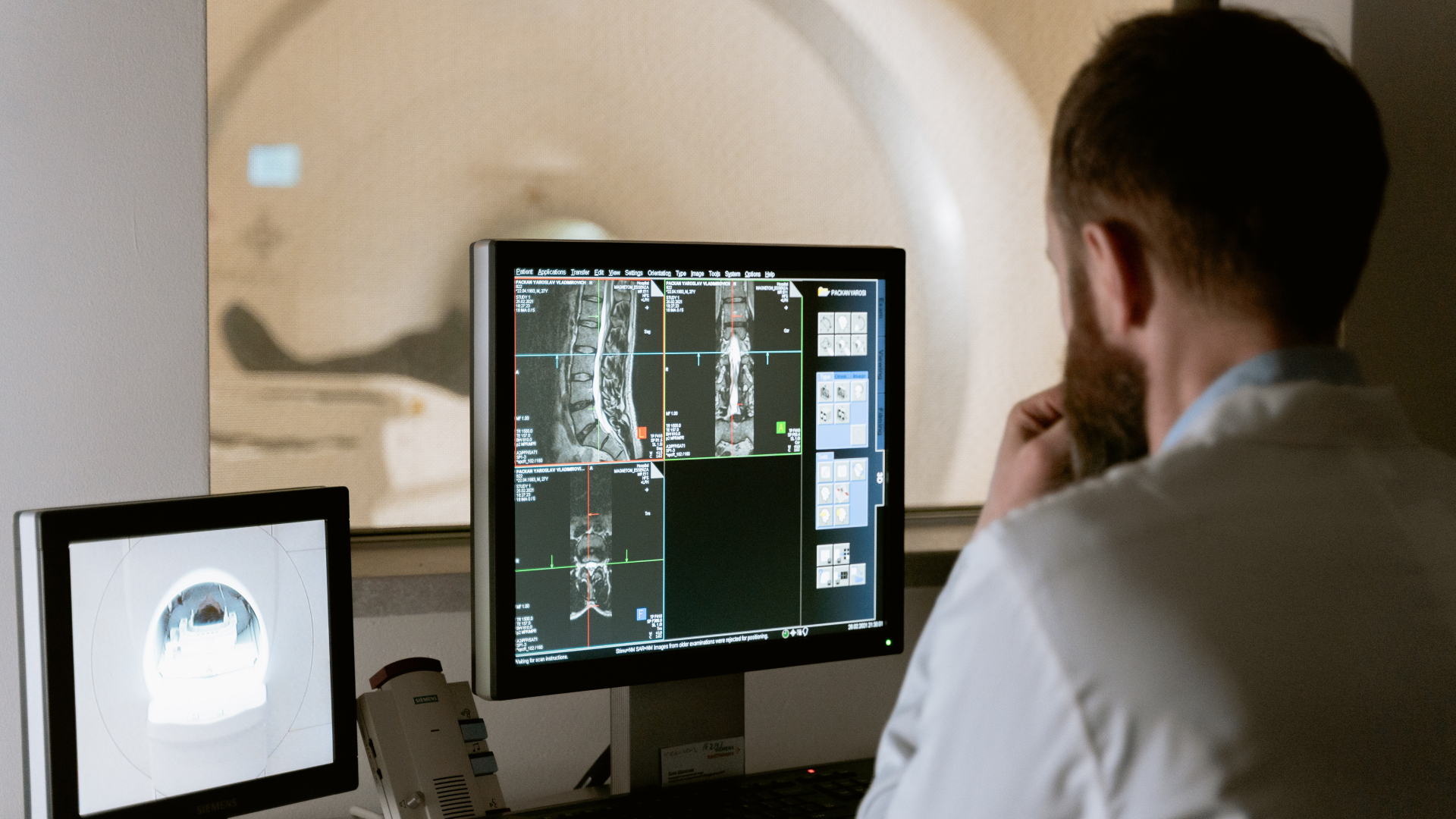 Arzt betrachtet Scan am Computer