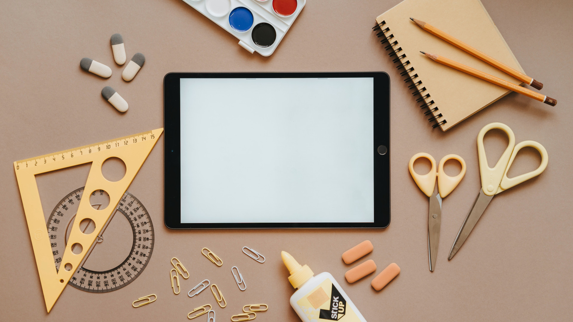 Tisch mit Lehrmitteln