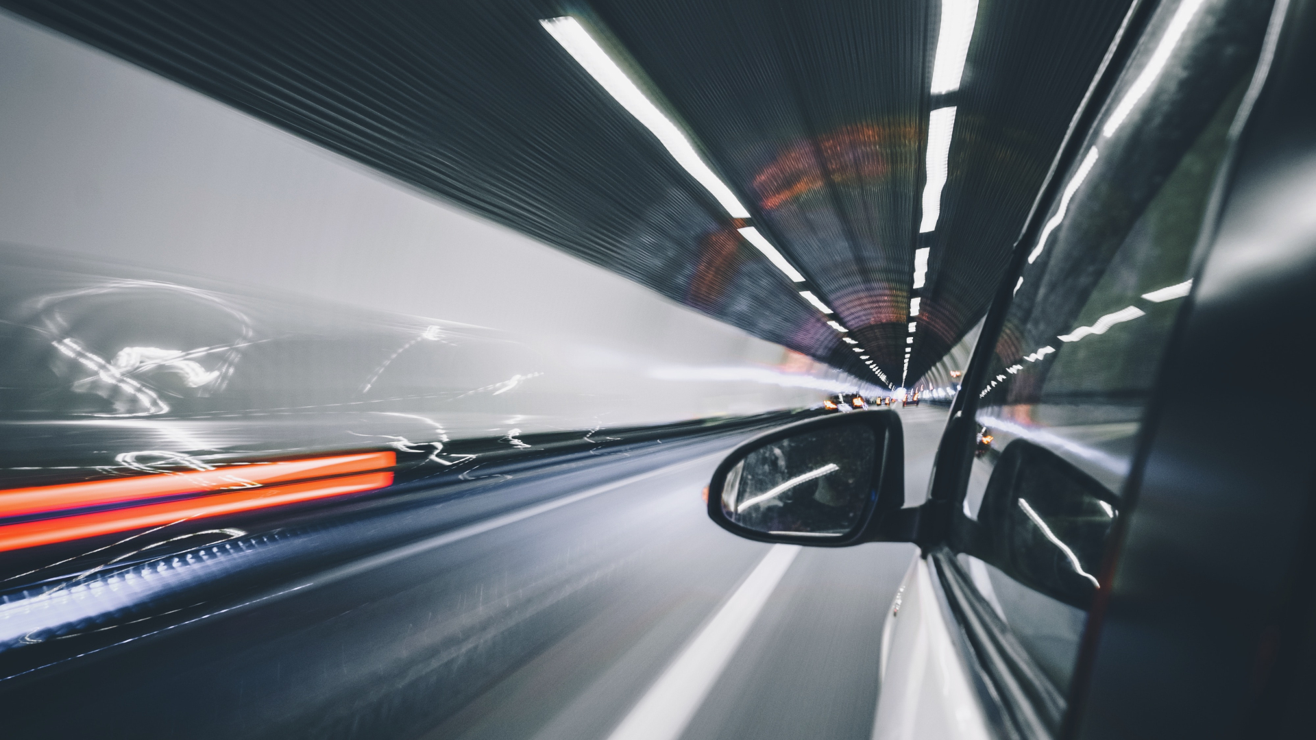 Auto in modernem Tunnel